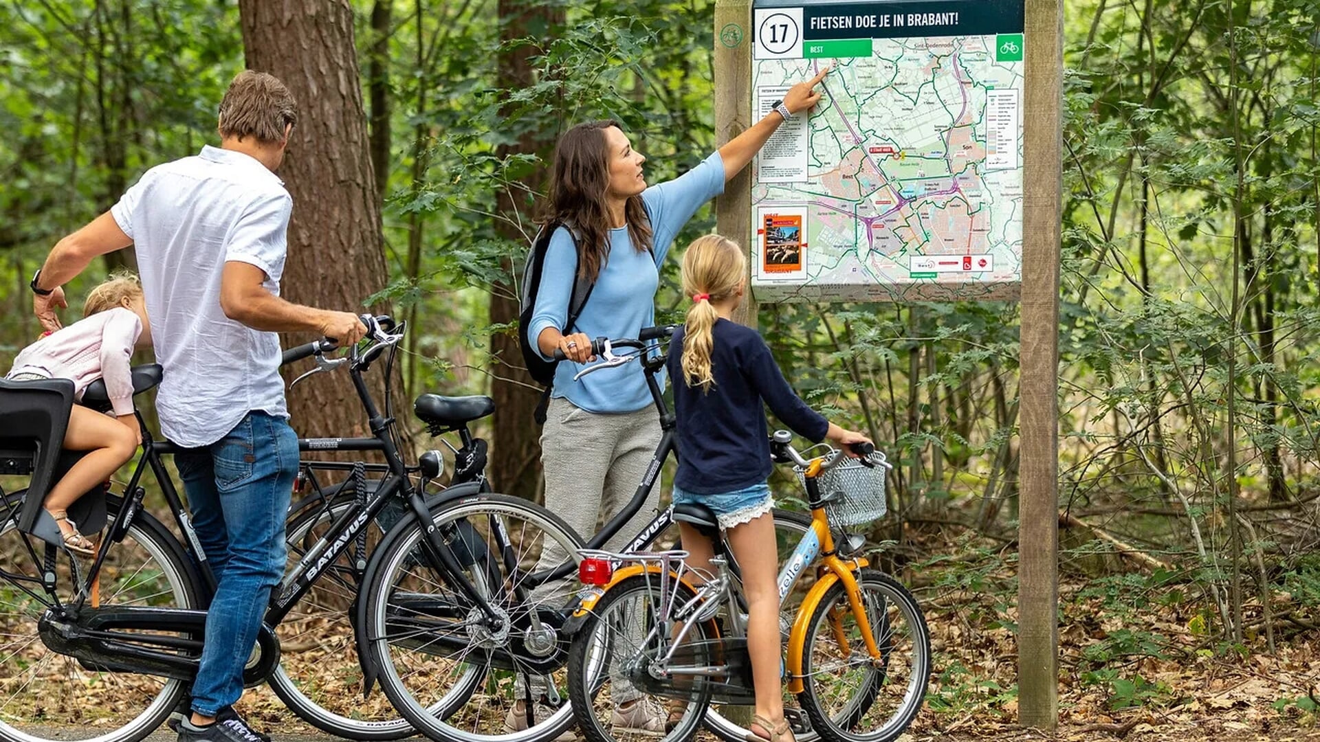 Fietstocht op Bevrijdingsdag in Oostdijk