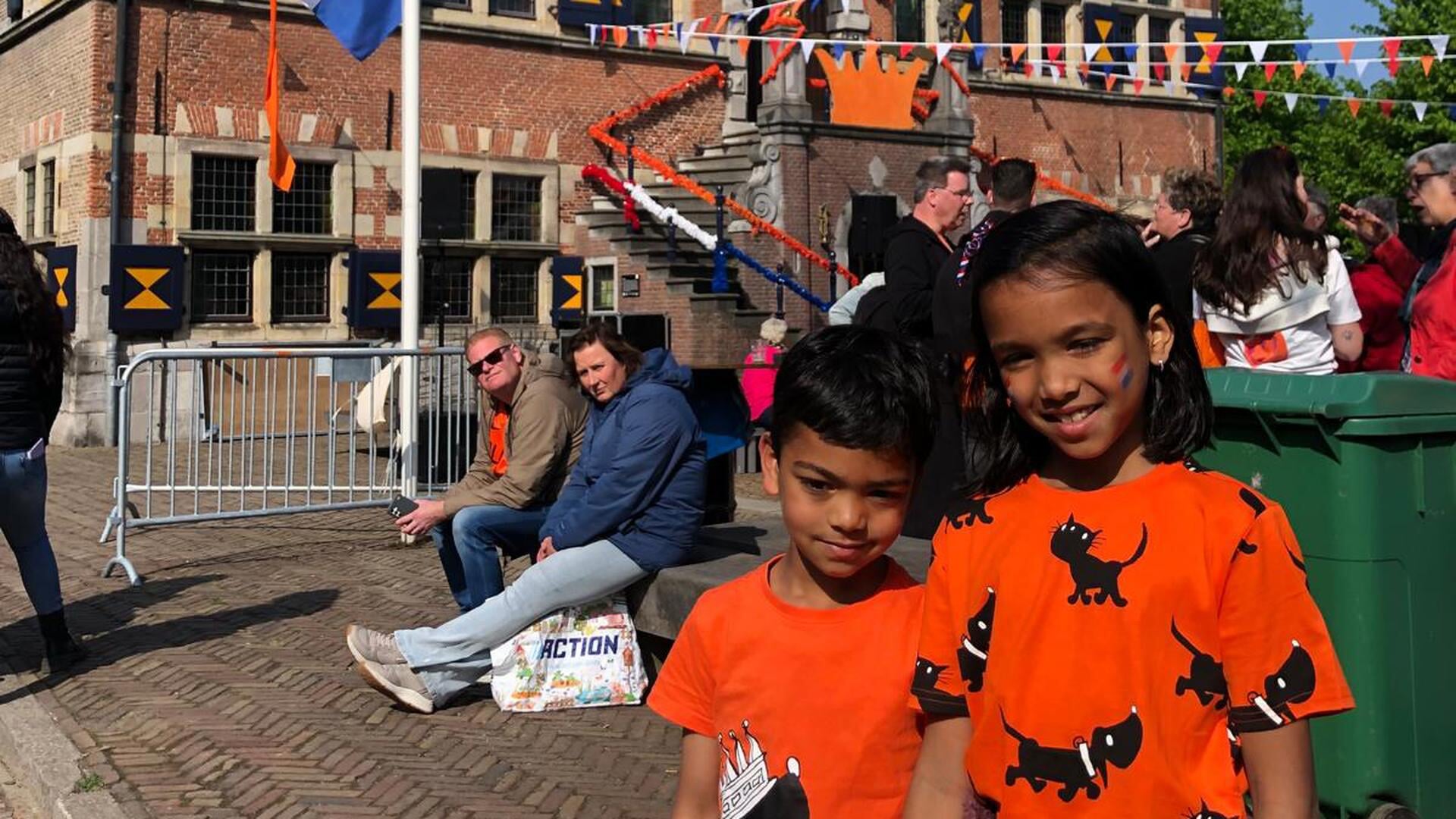 Oranje Stad Klundert viert vanaf de vroege uurtjes Koningsdag
