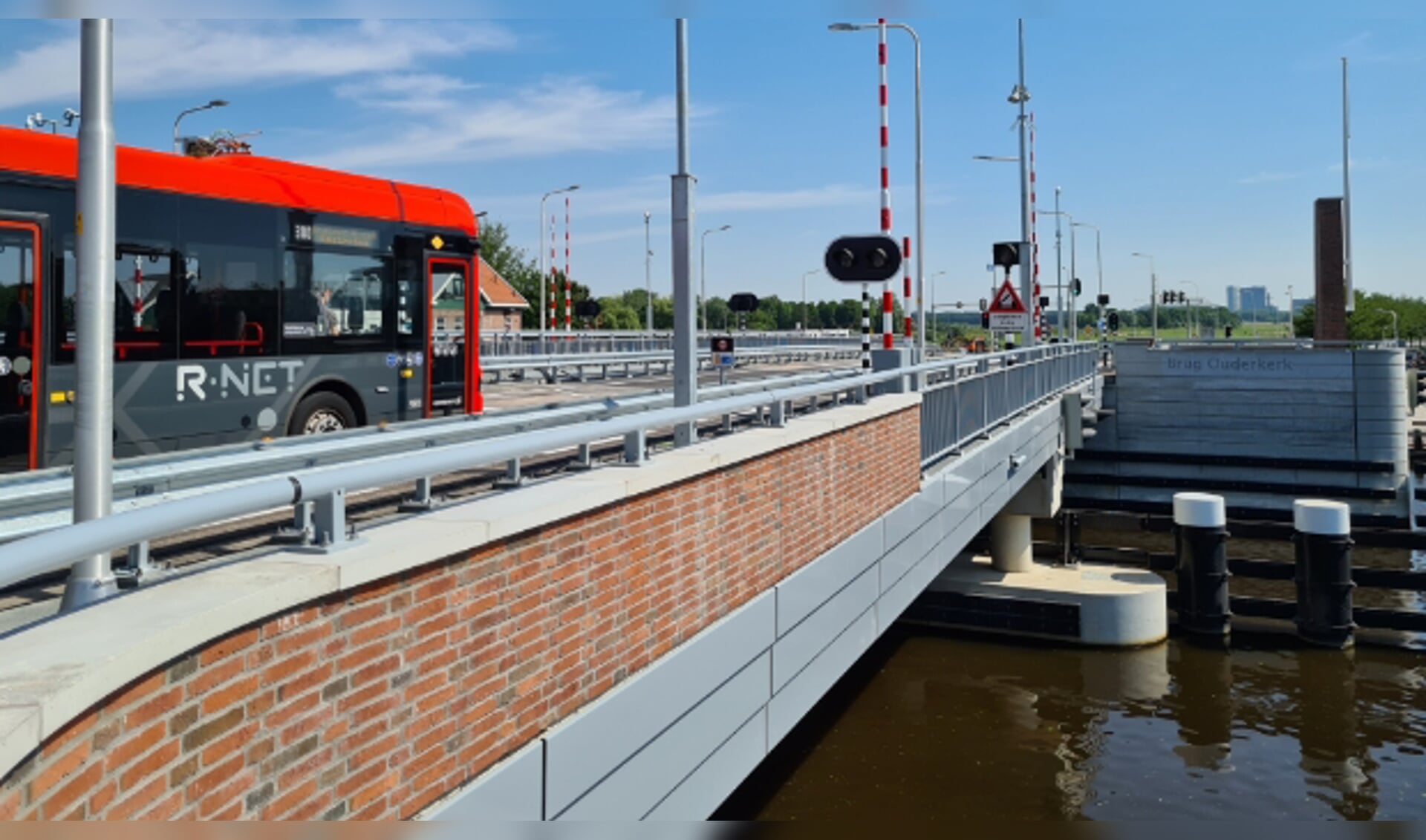 Brug over Amstel bij Ouderkerk wordt weer bediend voor scheepvaart na herstel nieuwe seinstoring