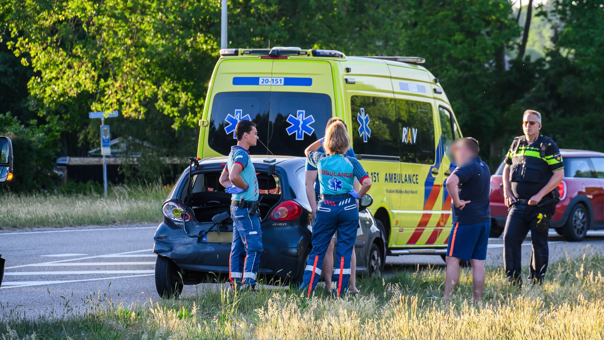 Bakwagen botst achterop auto in Hoeven, man nagekeken vanwege nekklachten