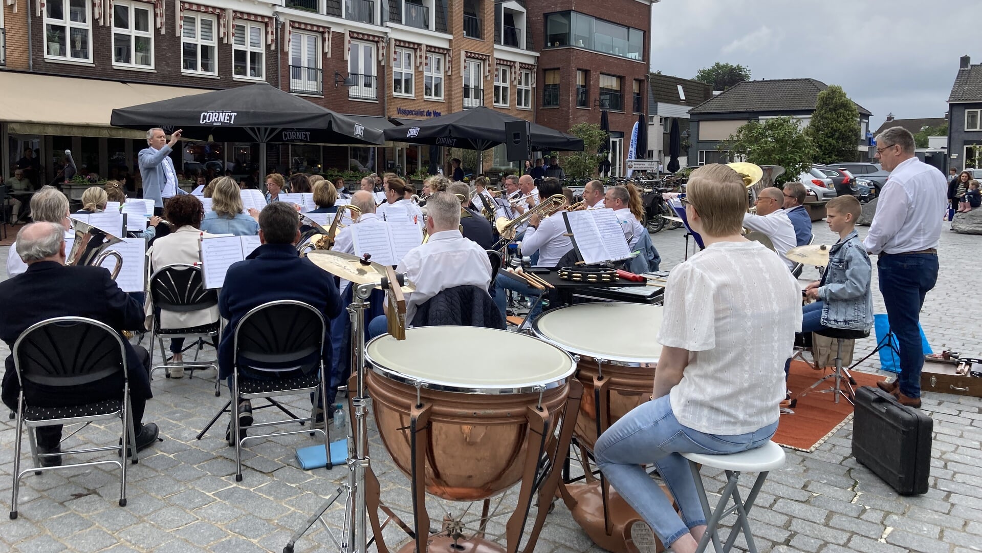 Harmonie Aurora maakt muziek op het plein