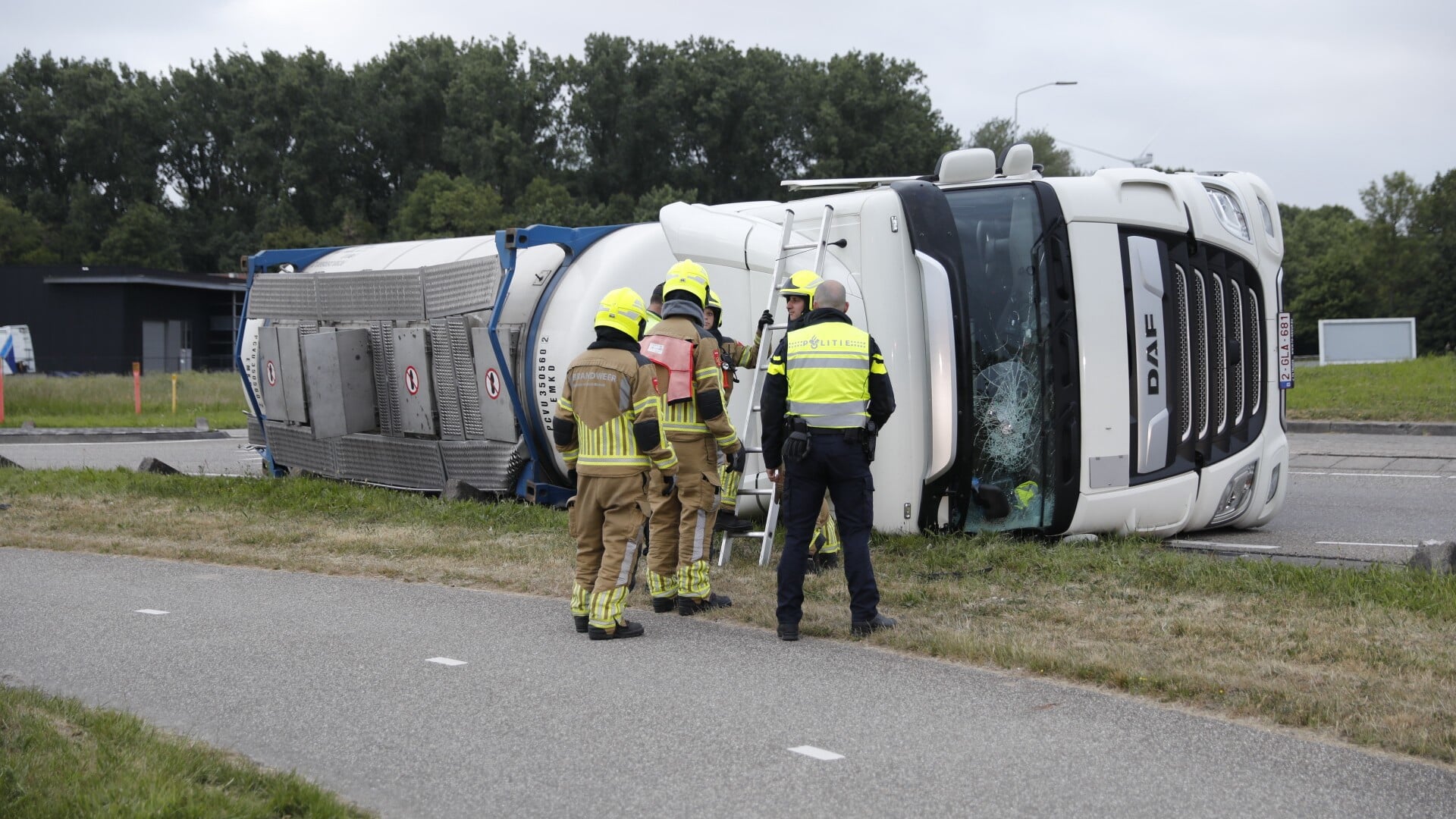 Tankwagen gekanteld in Klundert