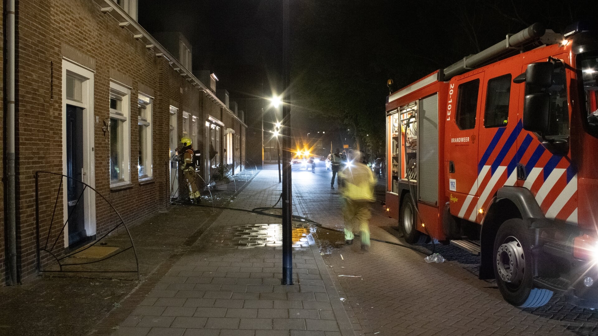 Getuigen melden explosie voor brand in leegstaande woning aan Kamperfoeliestraat