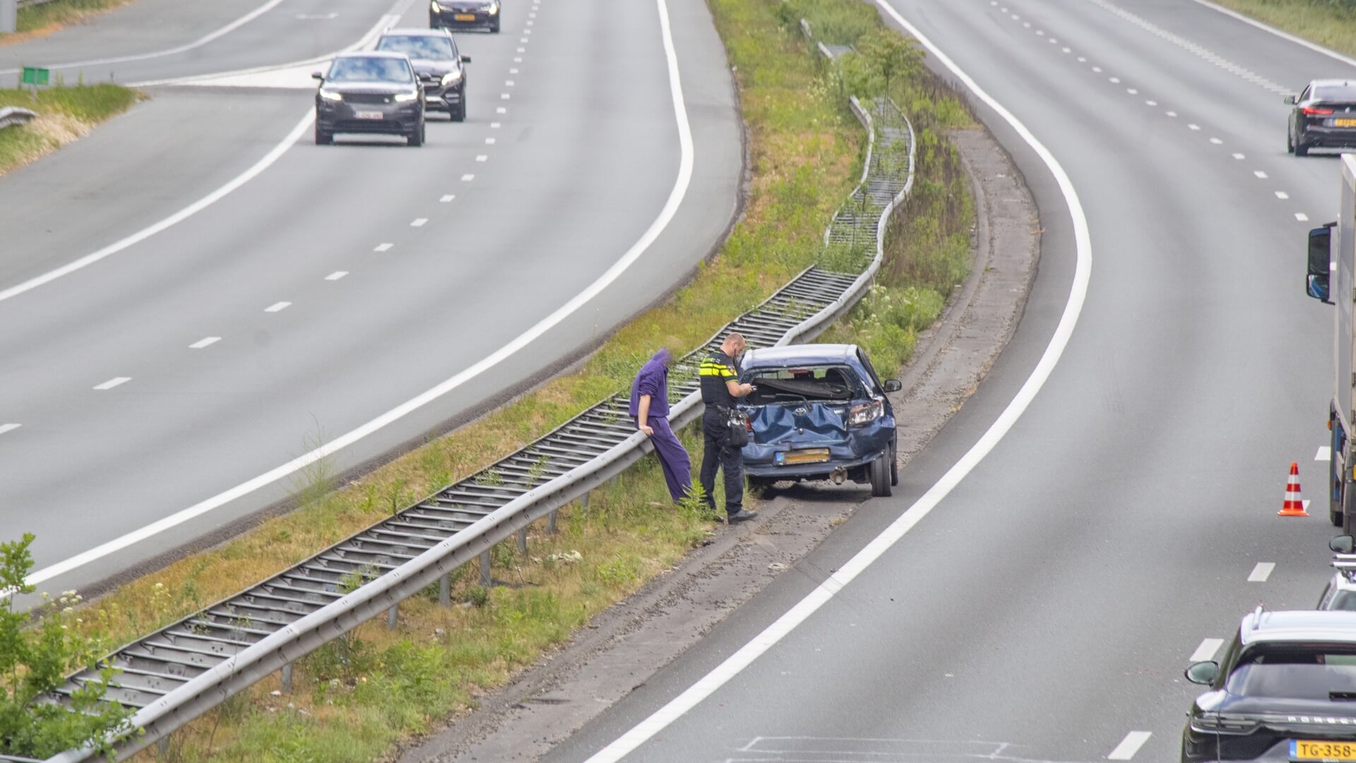 Aanrijding op A4: Vrachtwagen knalt achterop automobilist bij Bergen op Zoom
