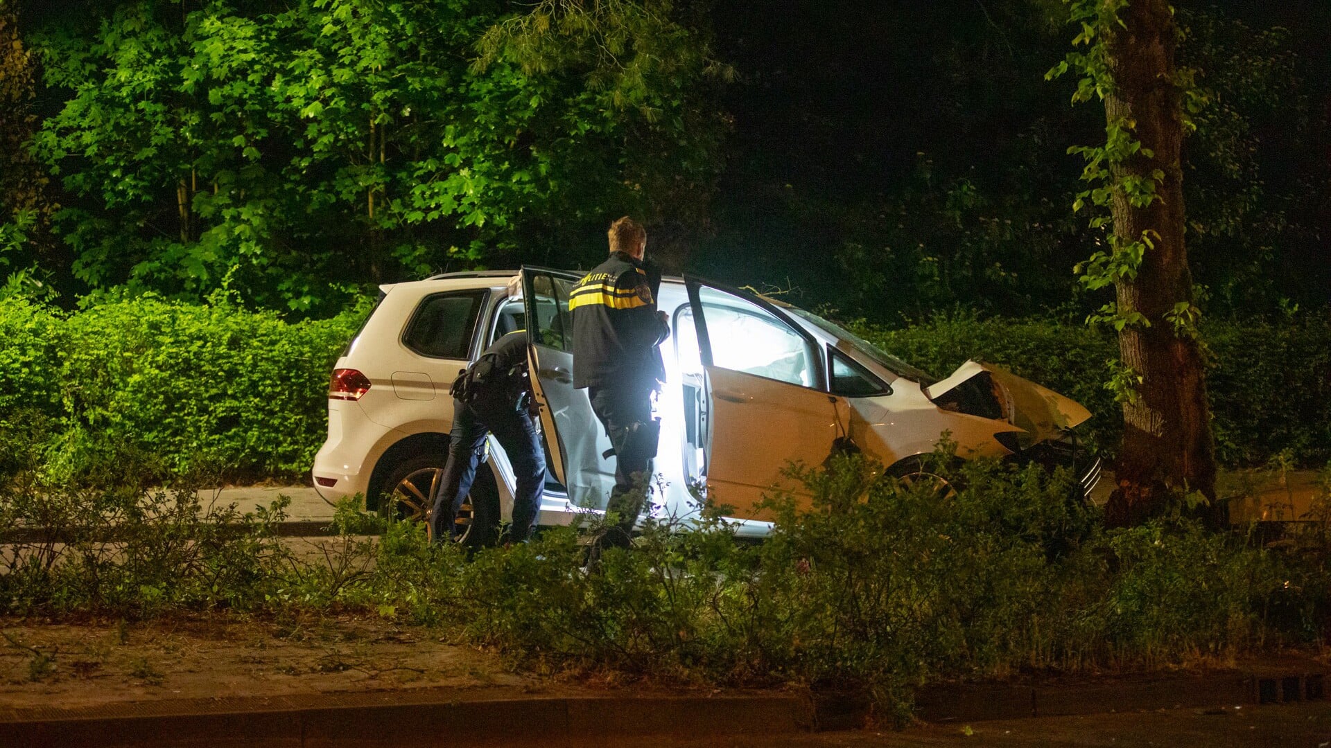Auto rijdt bushalte plat en botst op boom: drie gewonden, traumaheli ingezet