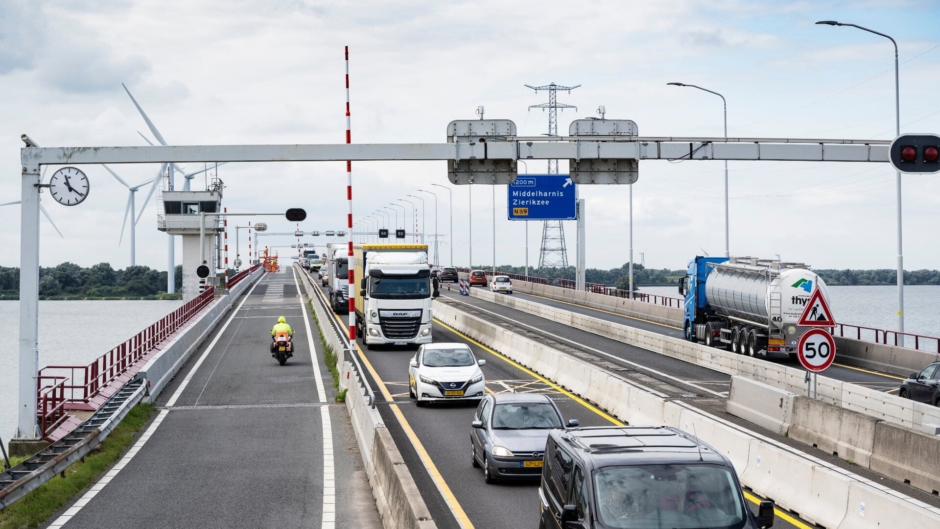 Technische problemen zorgen voor verkeerschaos rond Haringvlietbrug: lange files en omleidingen