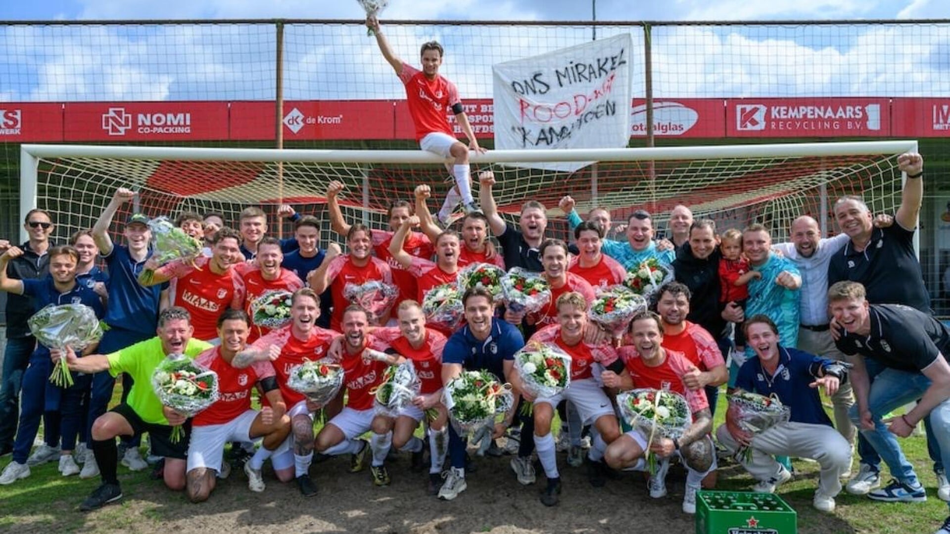 Rood-Wit viert kampioenschap en promotie in jubileumjaar