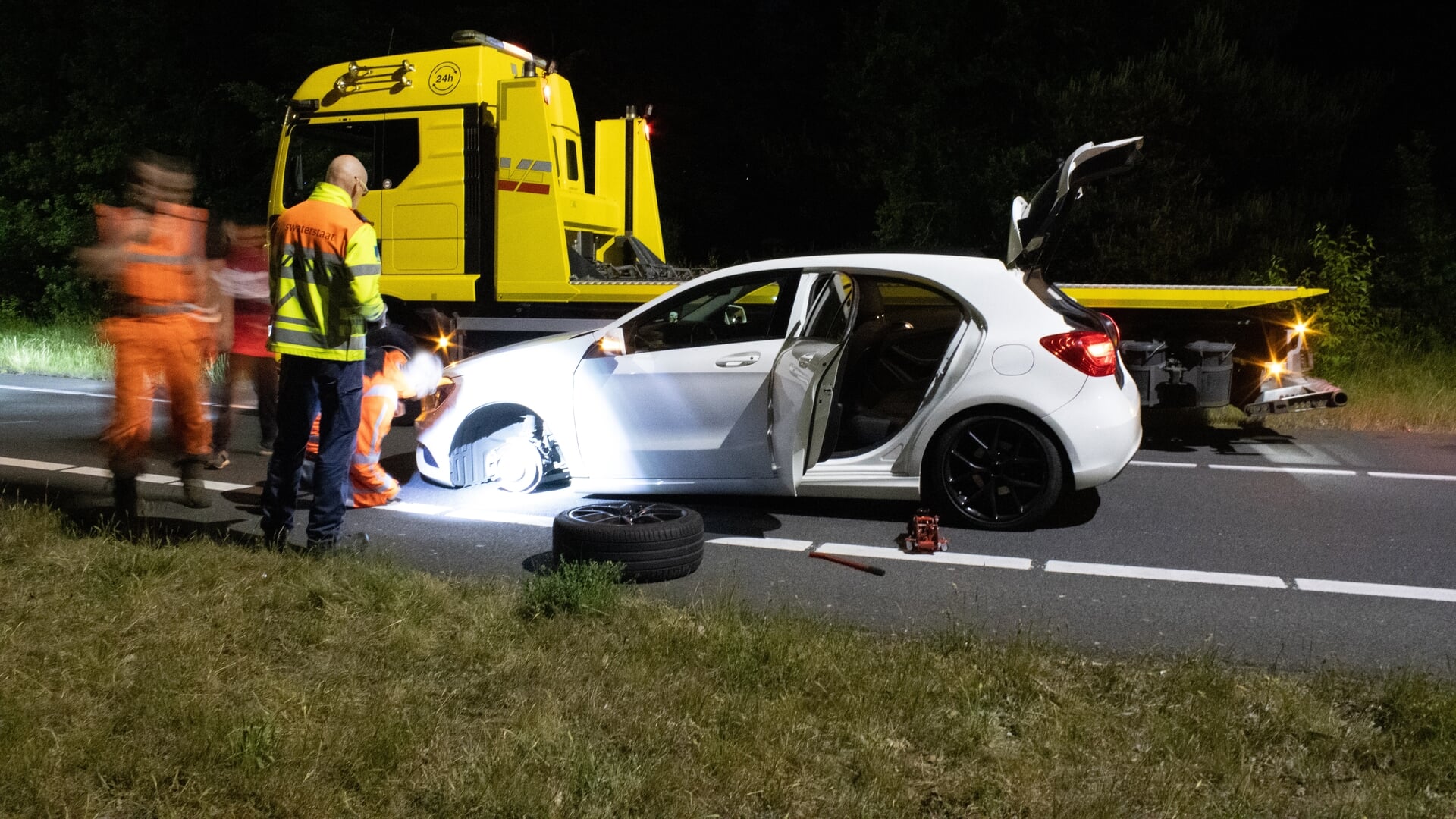Bestuurder ziet op A4 eigen wiel voorbijrollen na bocht: auto raakt beschadigd