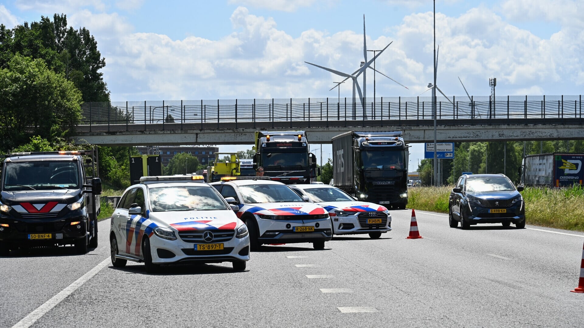 Twee vrachtwagens botsen op A16, rechterrijstrook bij Hazeldonk dicht