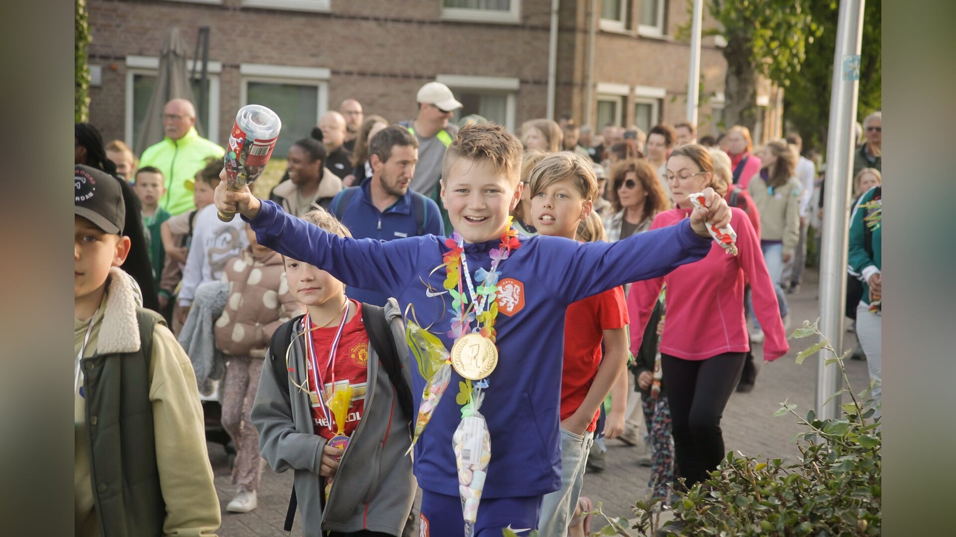 Medailles, bloemen en snoep na vier dagen wandelen