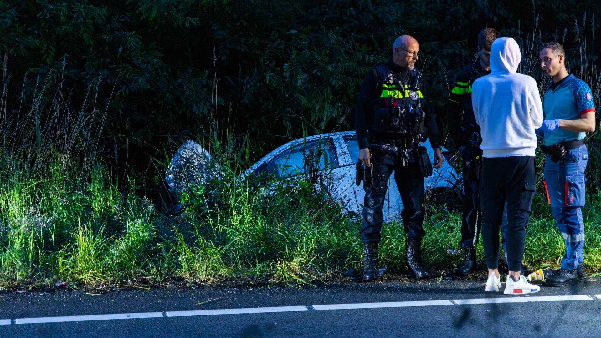 Voertuig belandt achterstevoren in berm op afrit A4: Minimaal twee gewonden