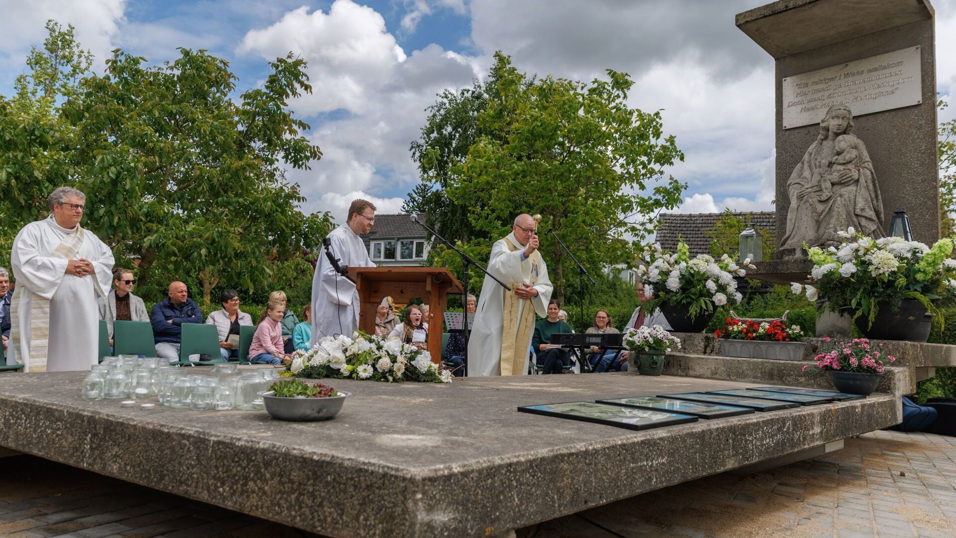 Mariakapel Zevenbergschen Hoek ingewijd op nieuwe plek