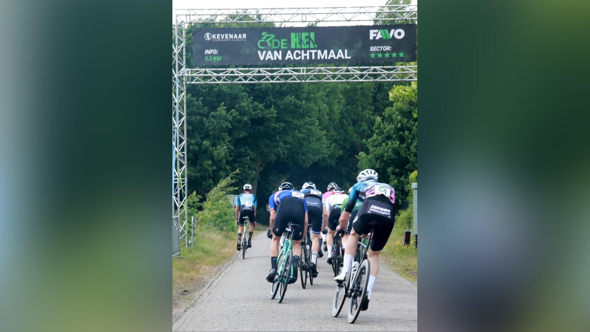 Zinderende strijd in winderige Hel van Achtmaal