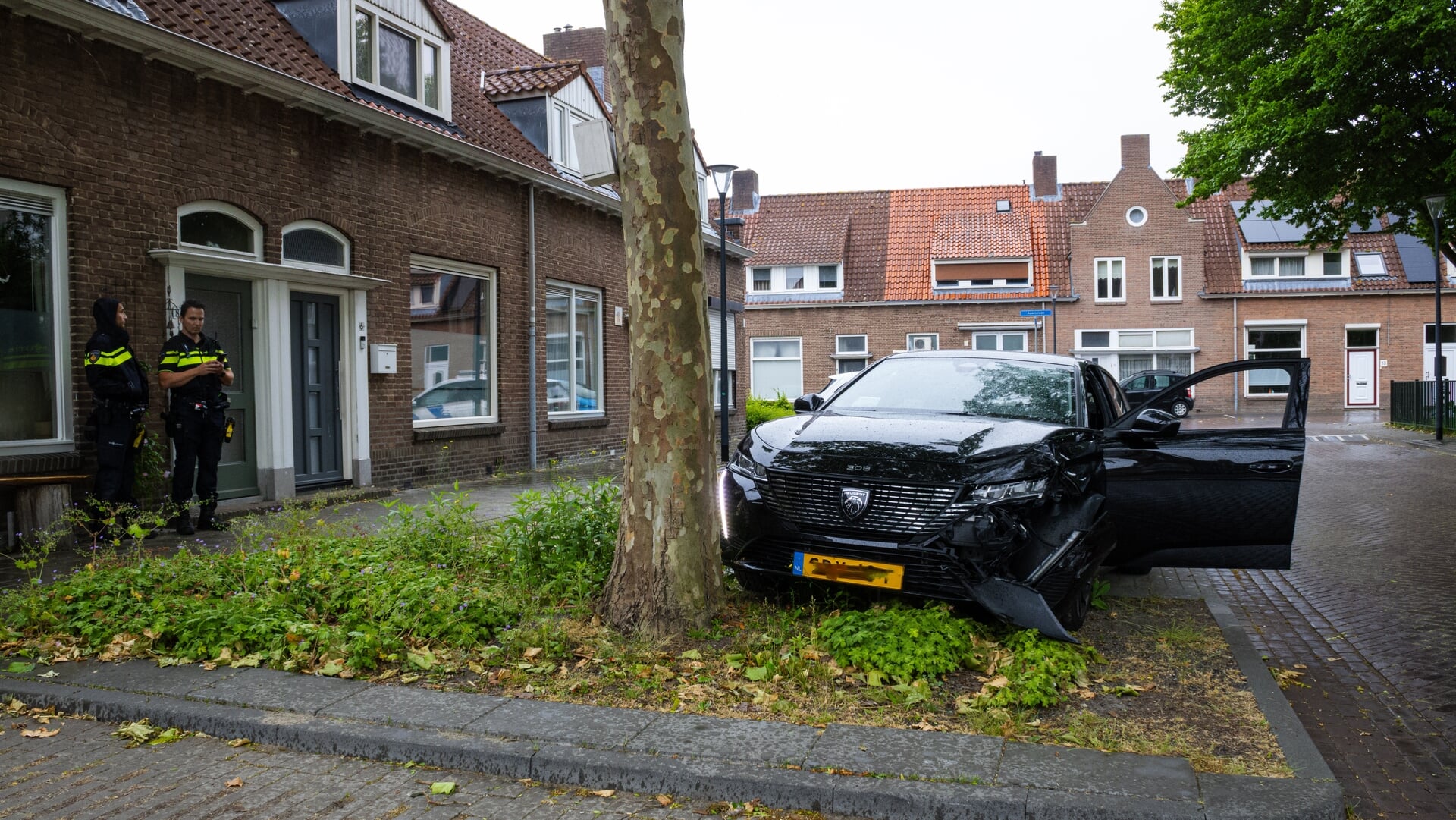 Wilde achtervolging eindigt in crash tegen boom aan de Plantaanstraat , één verdachte opgepakt