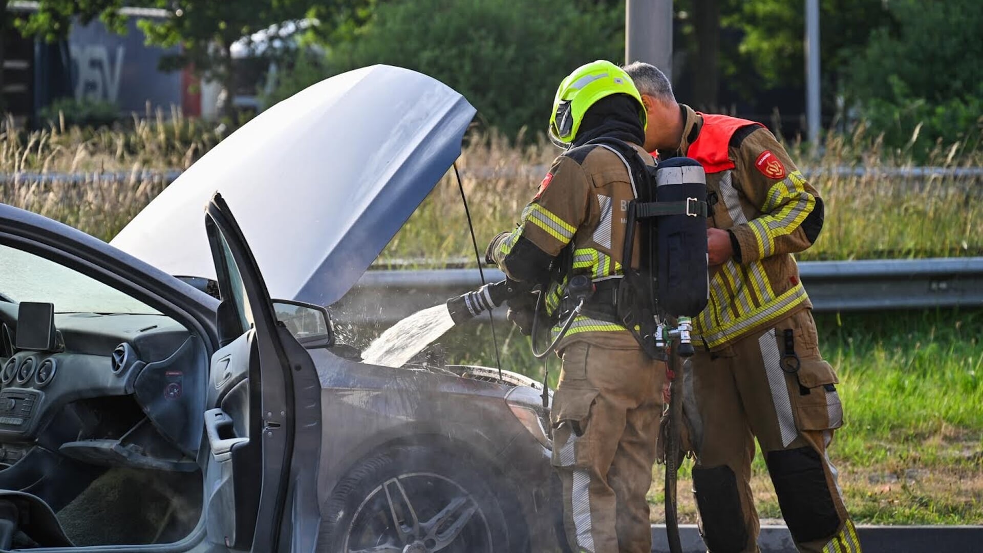 Autobrand op verzorgingsplaats Hazeldonk: Omstanders doven vuur