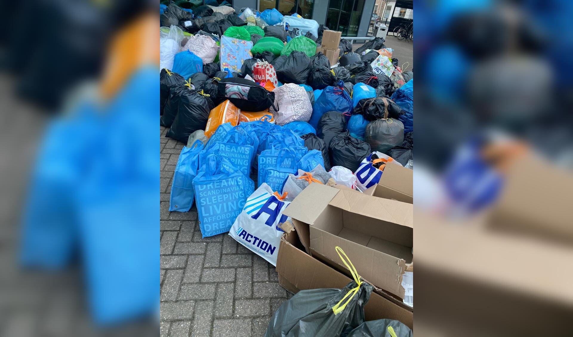Leerdammer Ufuk Elmas zamelde kleding in voor getroffenen van de ...