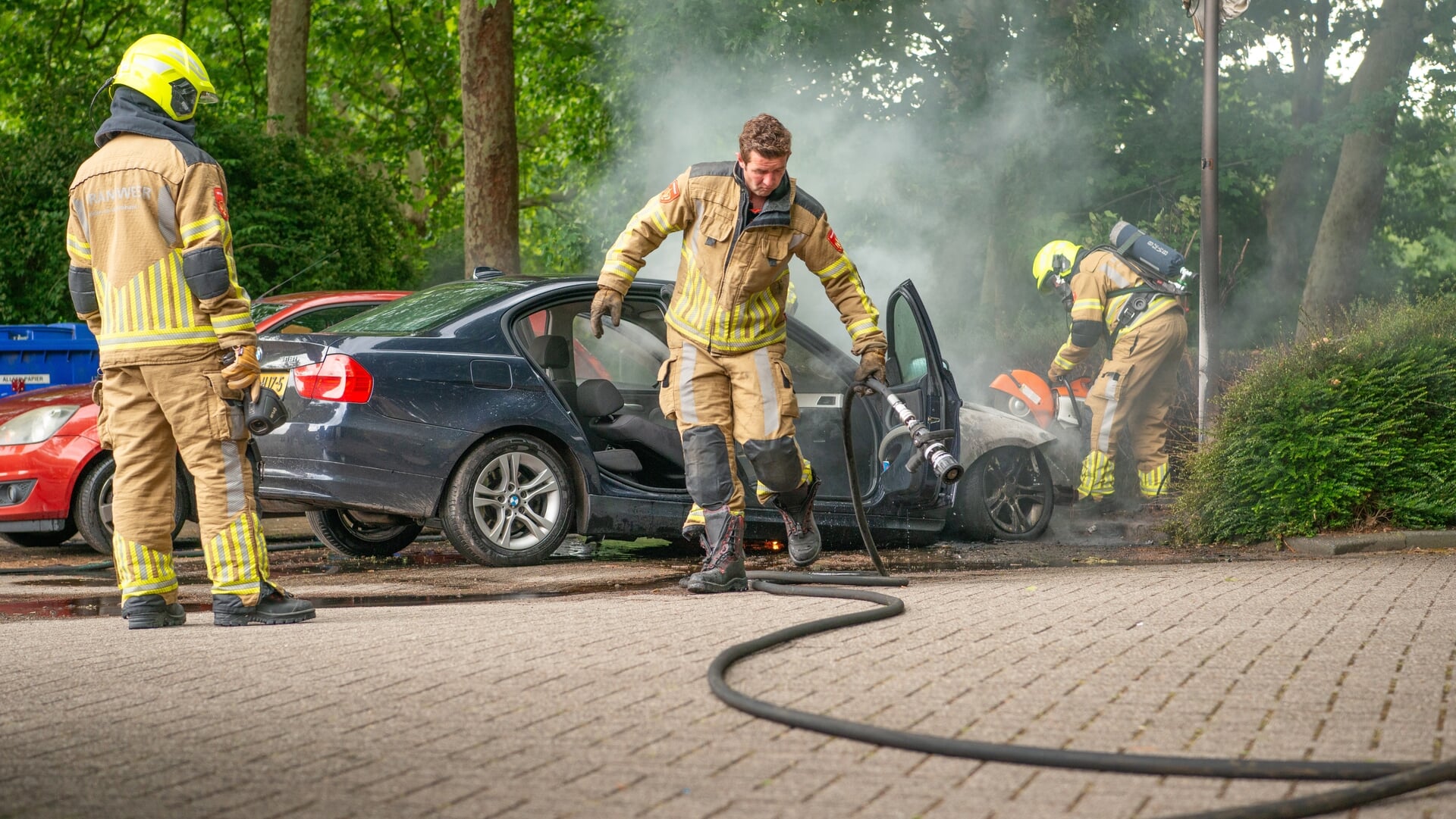 Auto gaat in vlammen op in Halsteren