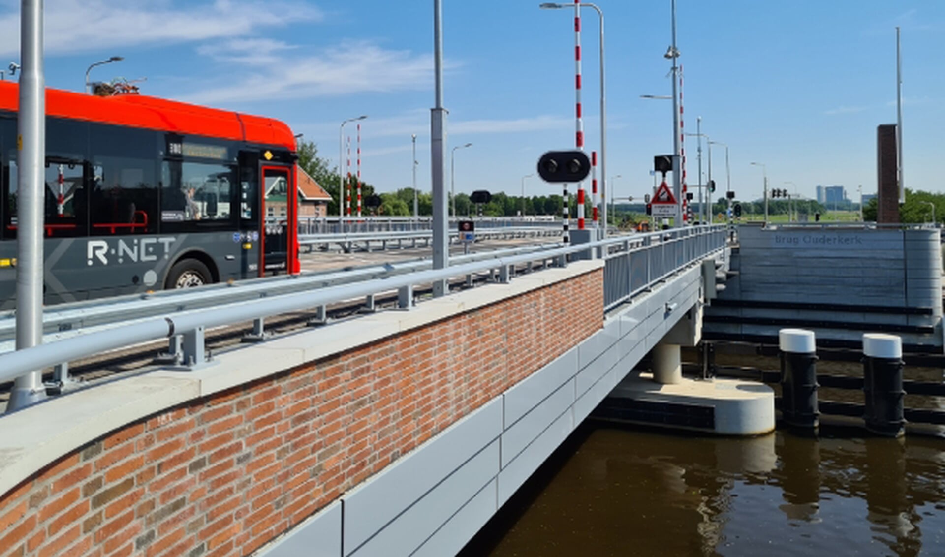 Geen brugbediening voor scheepvaart bij Amstelbrug bij Ouderkerk wegens storing