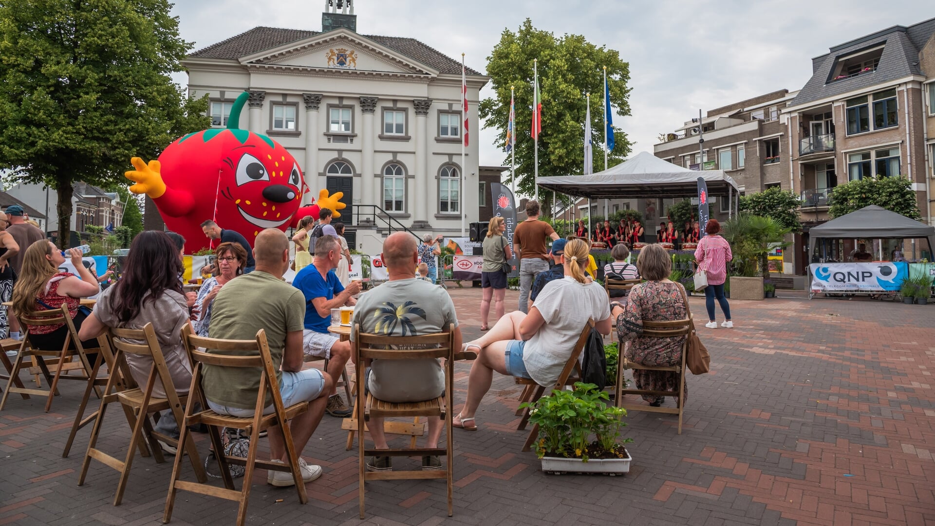 Aardbeienfeesten Zundert zijn feestelijk van start gegaan met bruisend programma