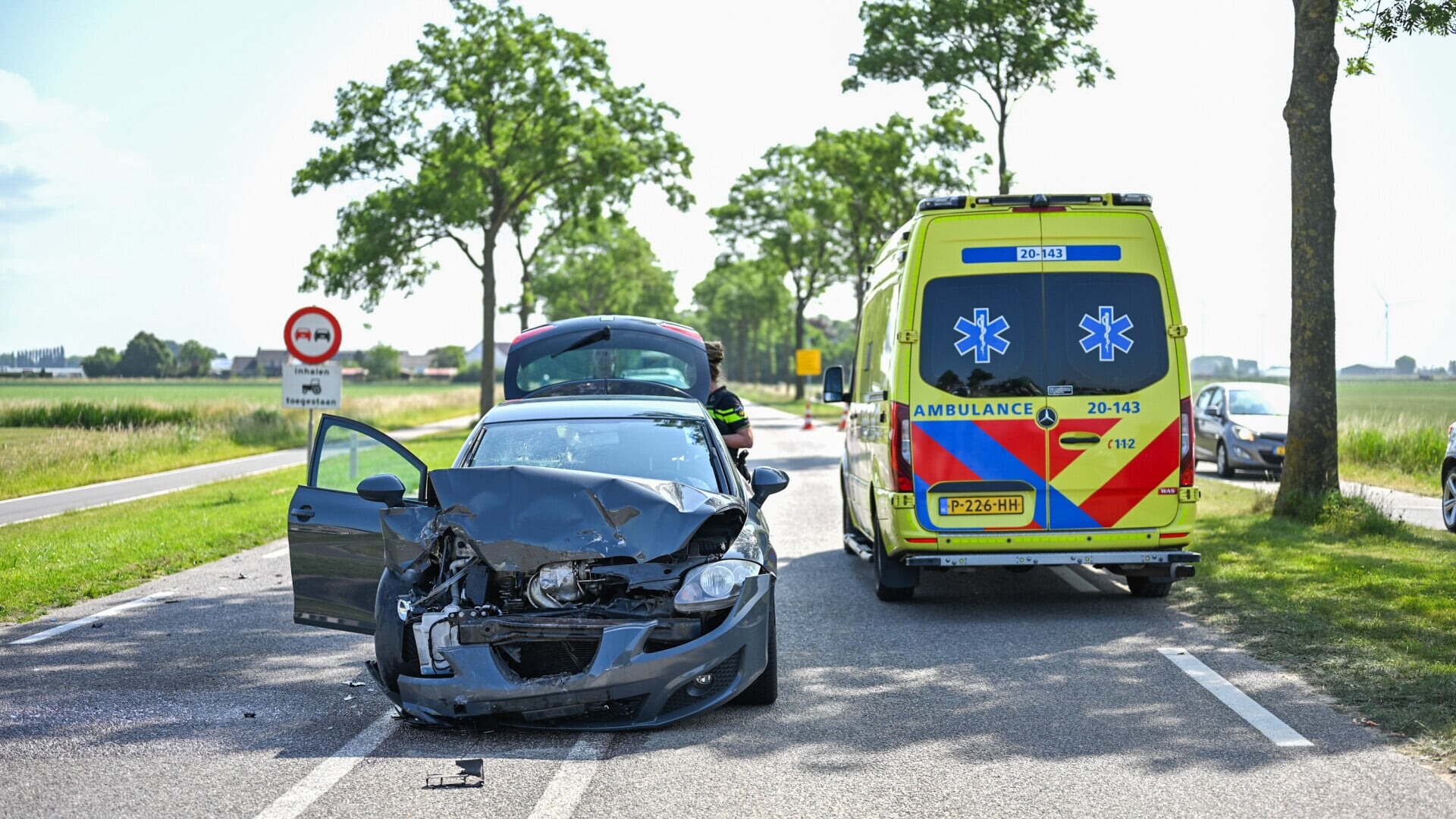Auto klapt op bestelbus bij Zevenbergen, vrouw ter controle in ambulance