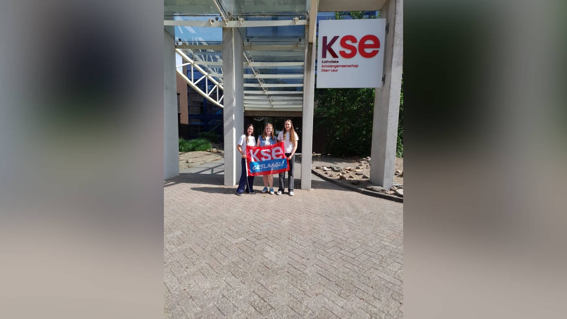 Leerlingen proosten samen met docenten op behalen van eindexamens - Al ...
