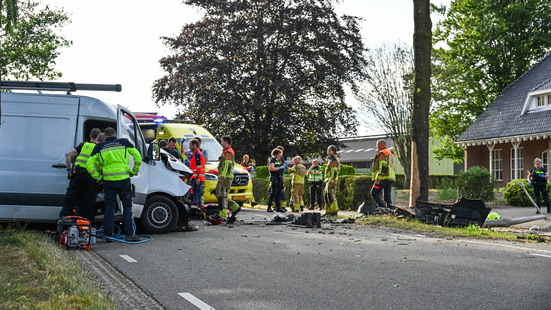 Man uit Achtmaal overlijdt na botsing tegen boom