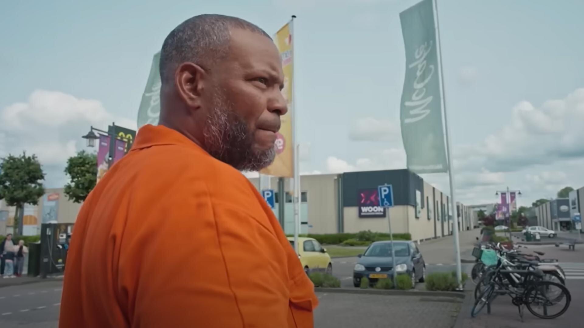 Rapper Hef bij de kraag gevat door StukTV op de Woonboulevard Breda