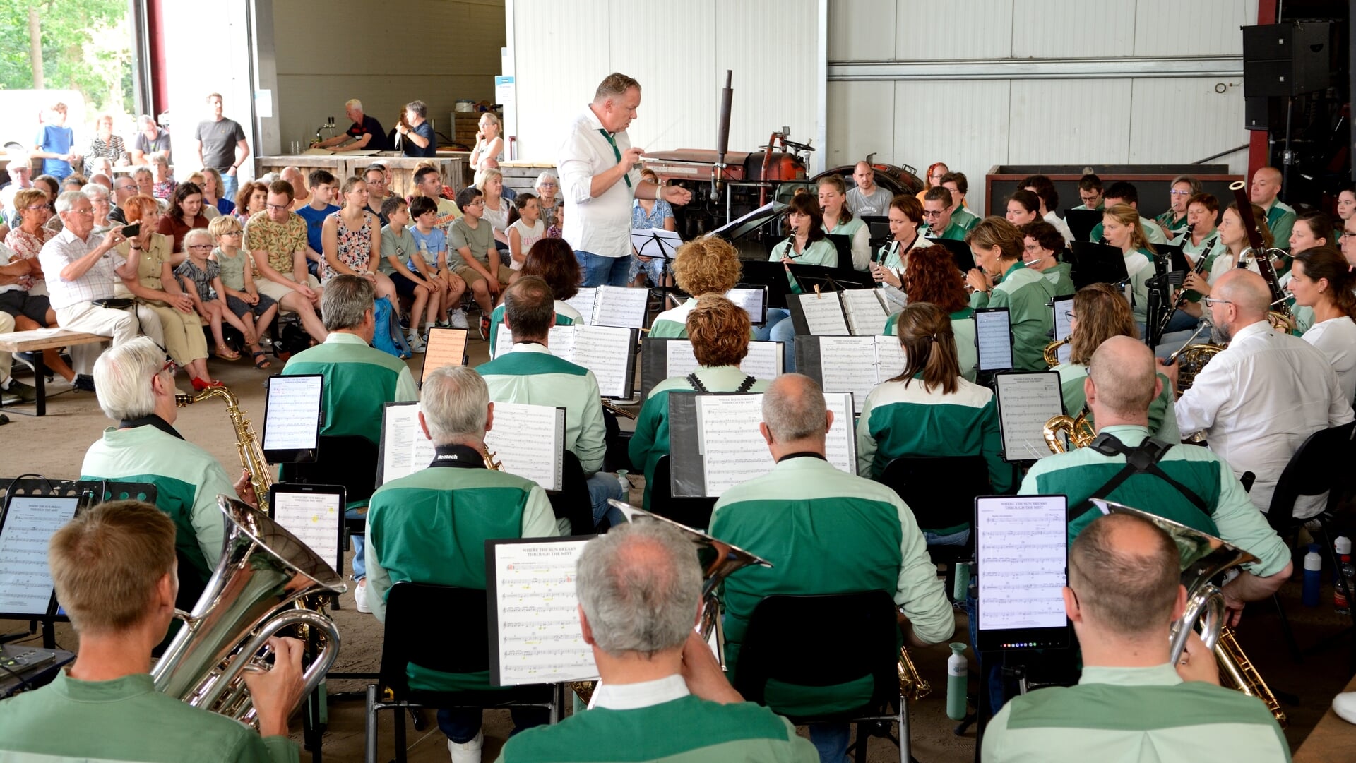 Harmonie Concordia trapt zomer af tussen de tractoren en naast het fruit bij FrankenFruit