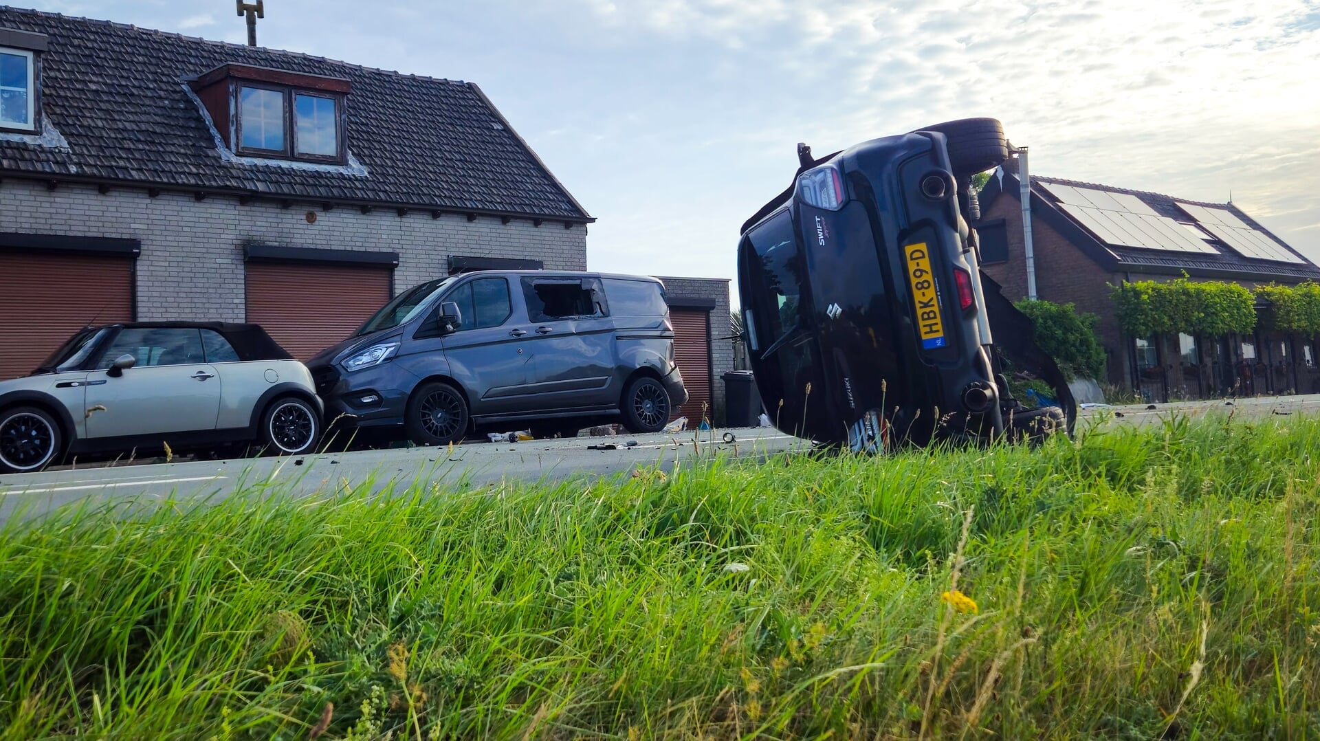 Flinke schade na crash op geparkeerde auto en aanhanger in De Heen