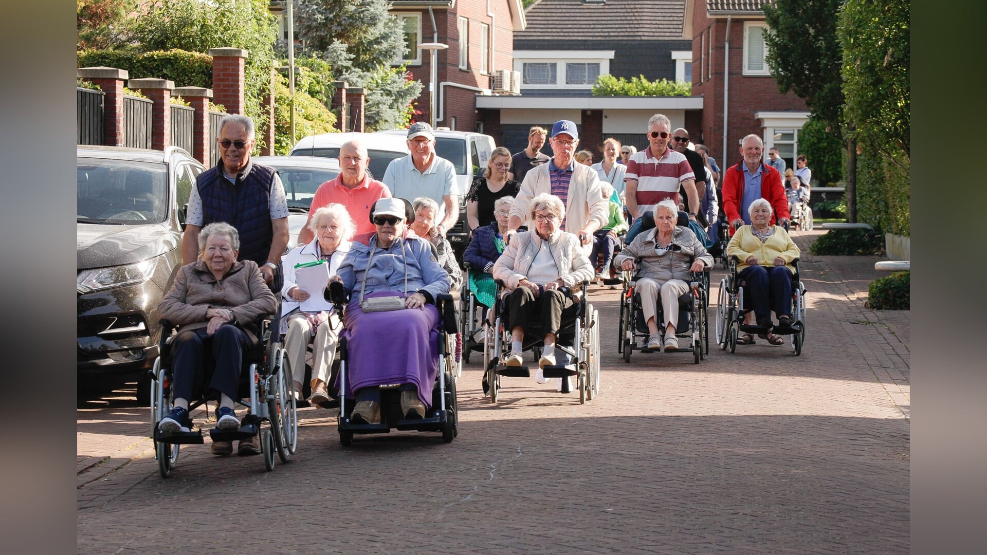 Bewoners Hoogerwaard genieten van de rolstoeldriedaagse in Hoogerheide