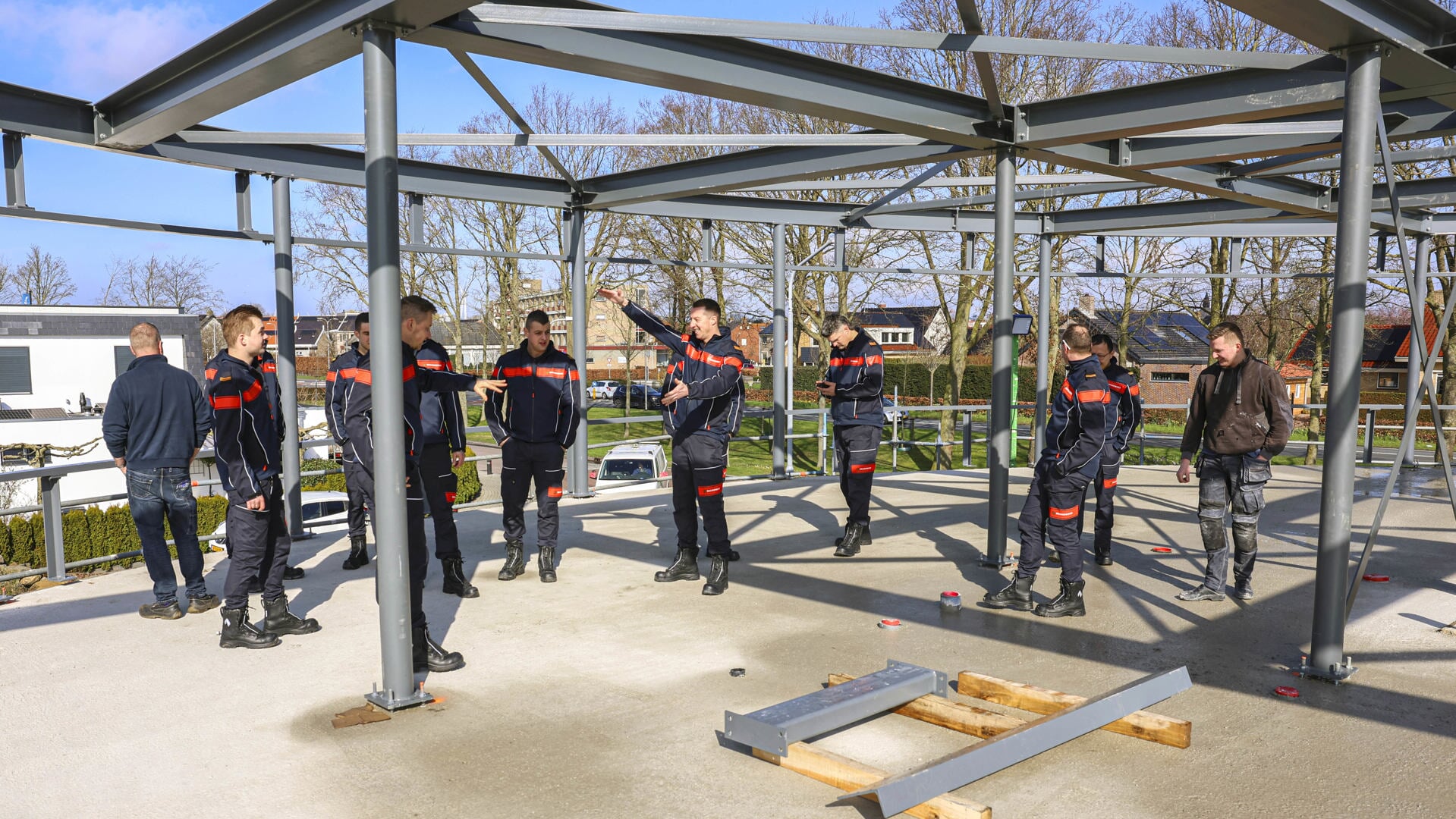 Feest op de nieuwe brandweerkazerne op Urk: hoogste punt is bereikt en ...