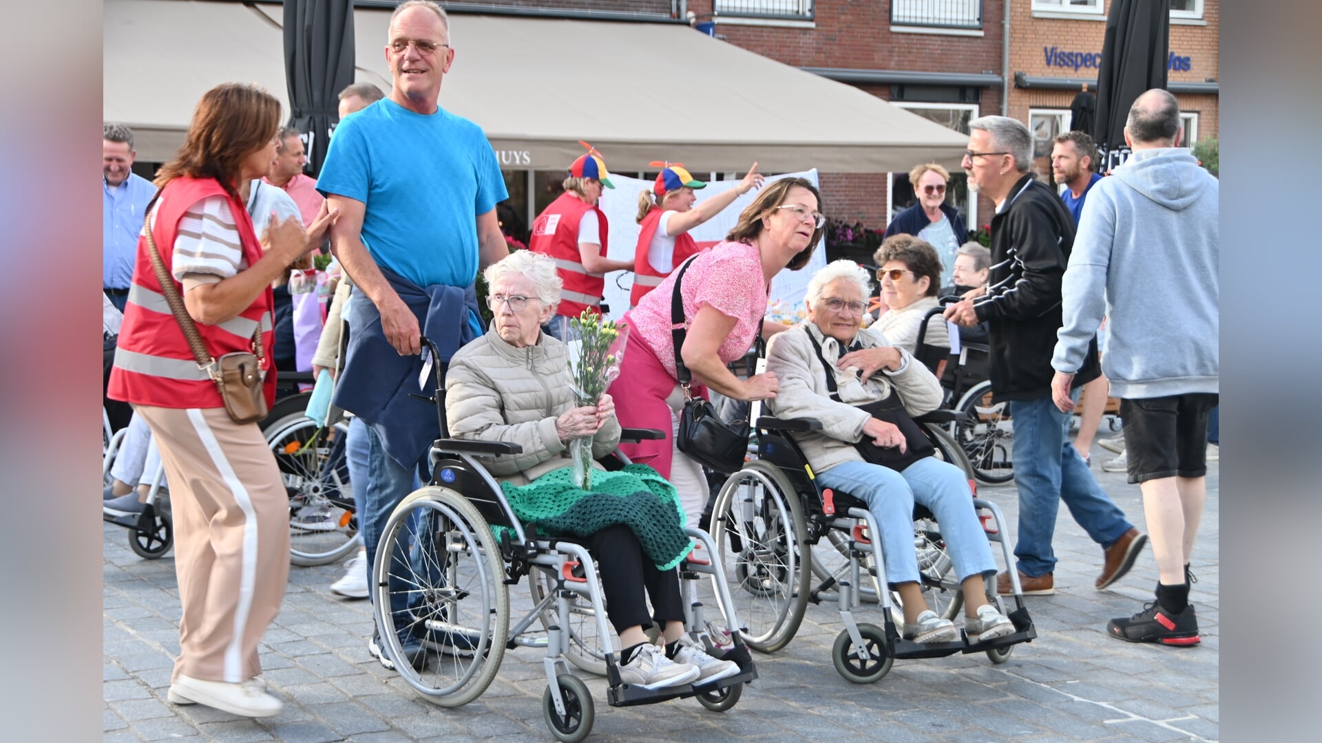 Deelnemers en vrijwilligers Rolstoeldriedaagse feestelijk ingehaald
