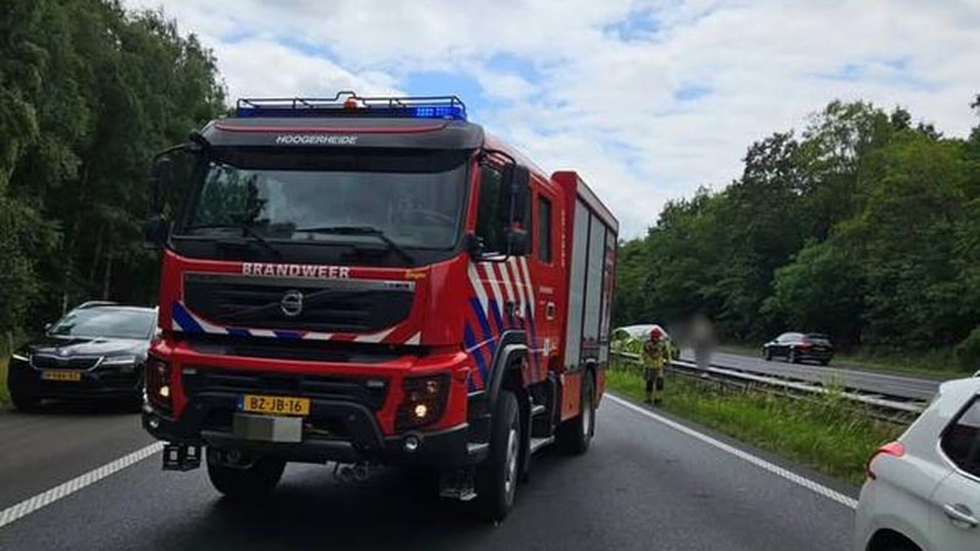 Lange files door over de kop geslagen auto op A4 bij Hoogerheide