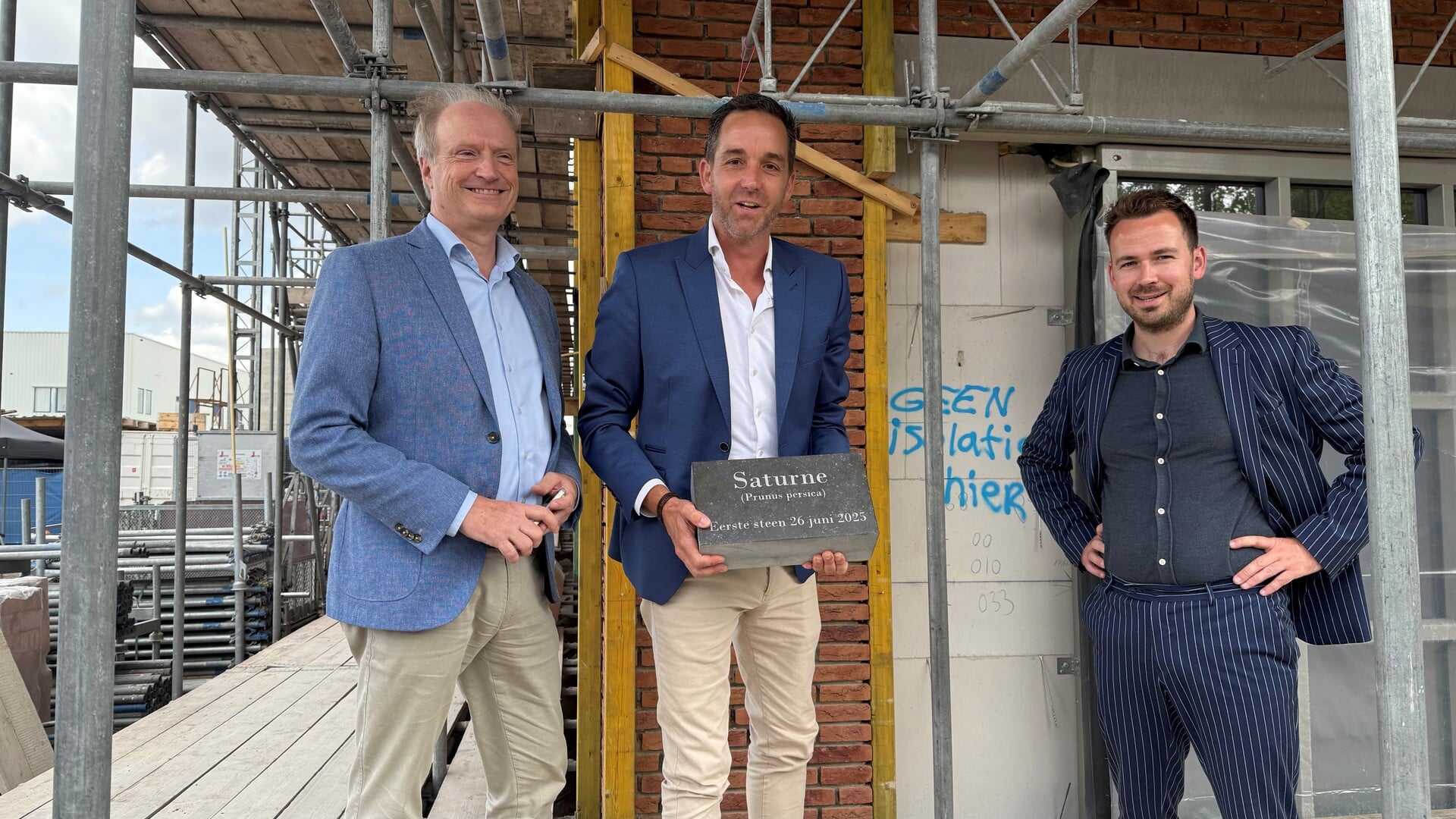 Wethouders leggen eerste steen van gezondheidscentrum Saturne in nieuwbouwwijk Hero van Breda