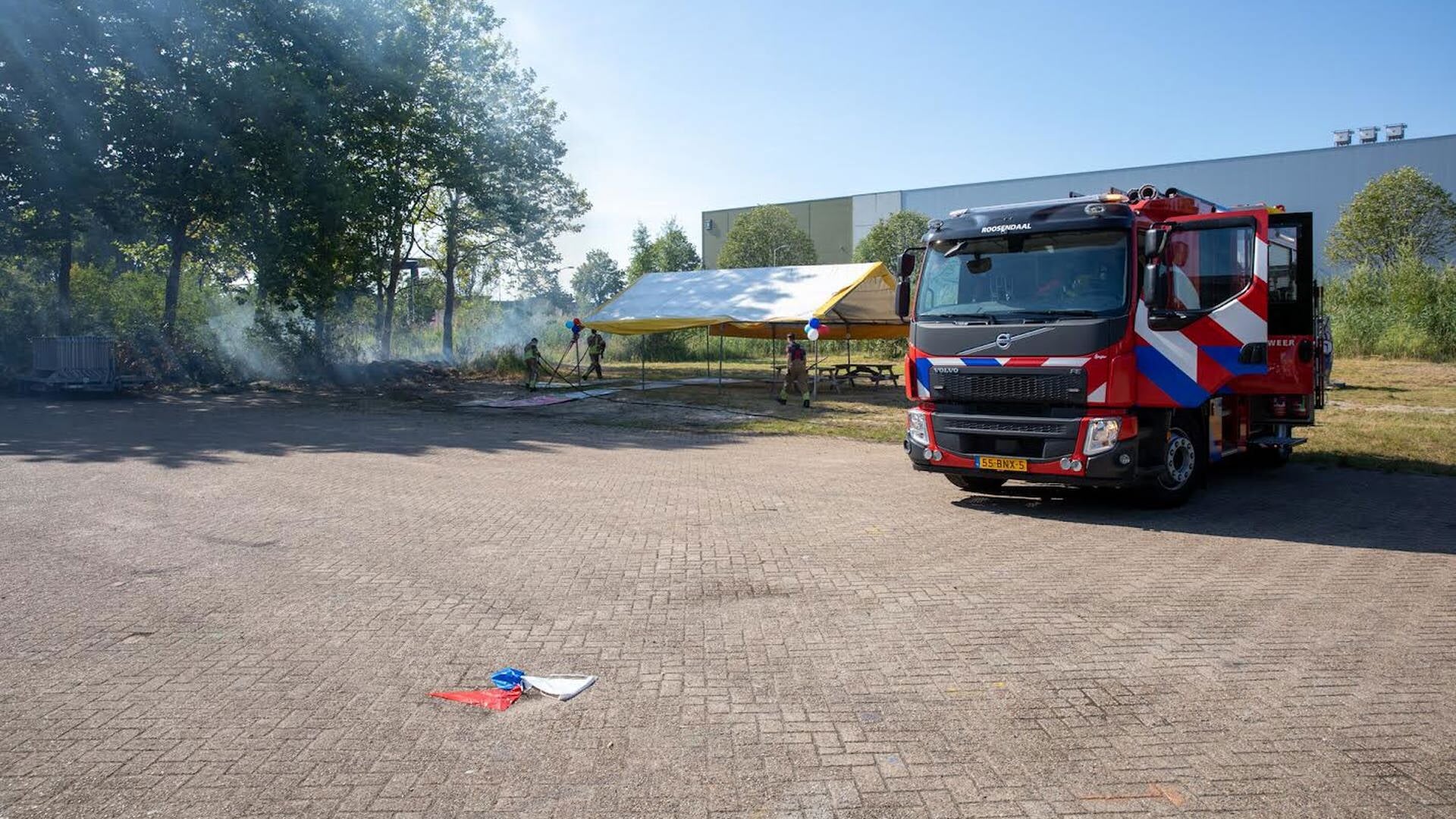 Bosschage in brand naast graffitiloods aan de Industriestraat - Al het ...