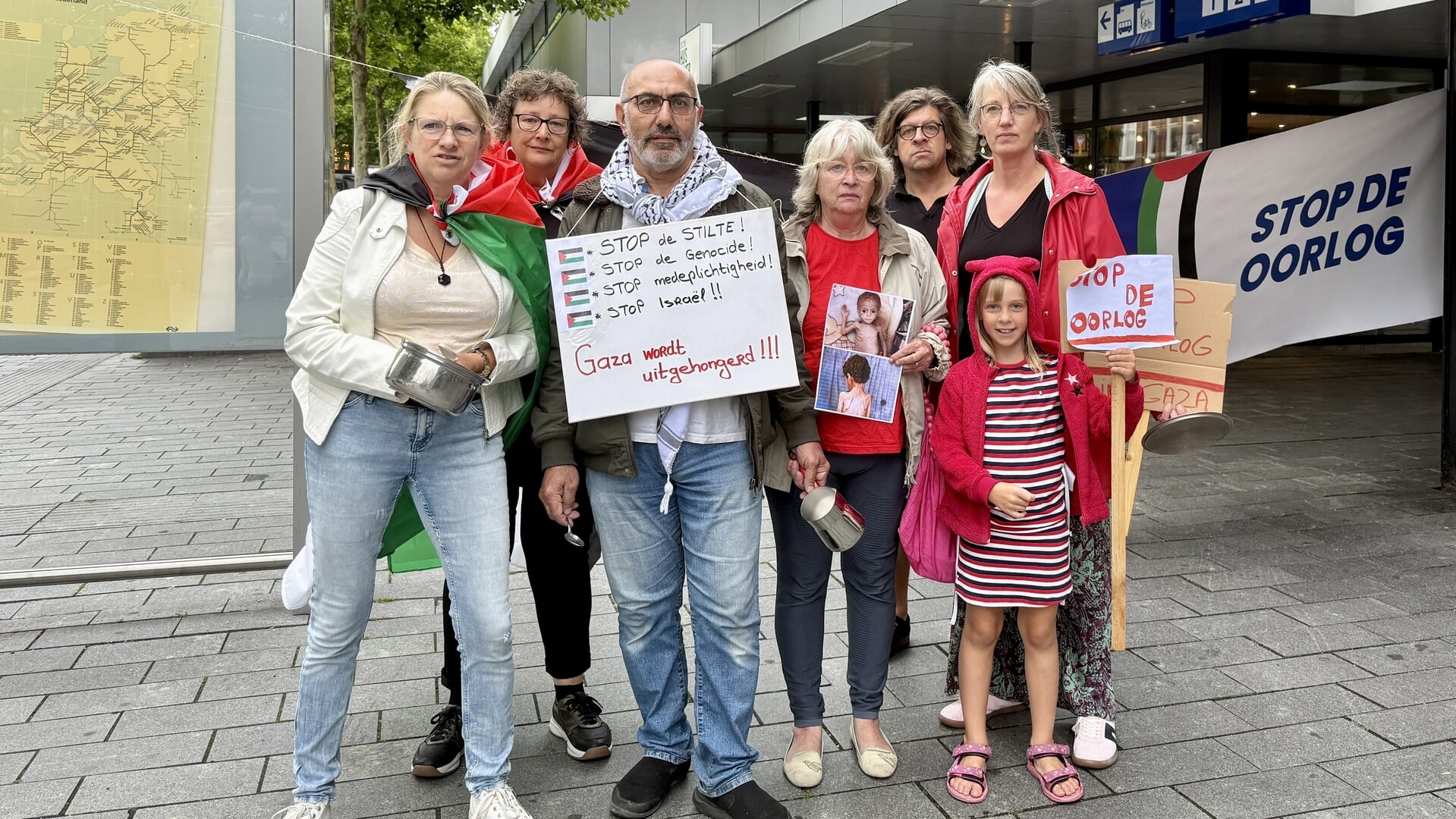 Sit-in in Bergen op Zoom: protest tegen geweld in Gaza trekt tientallen deelnemers