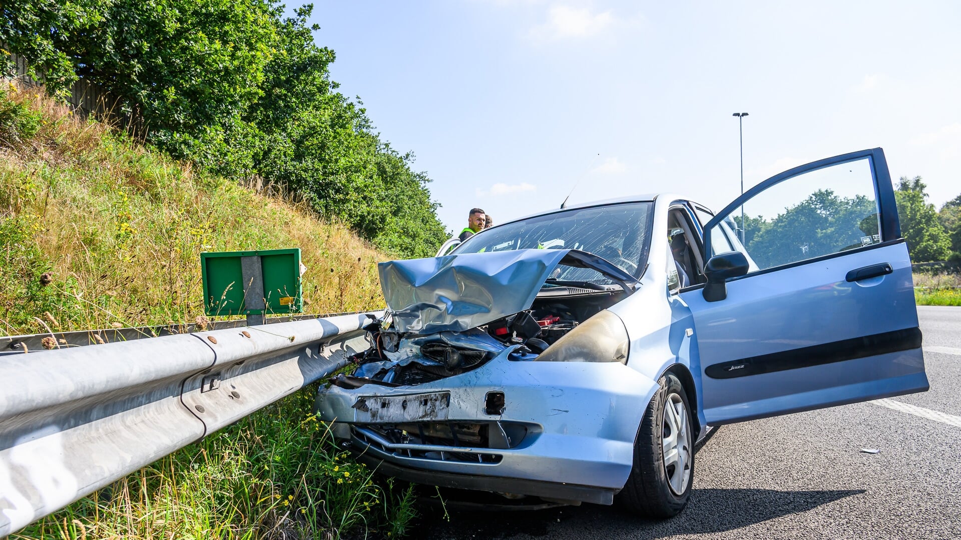 Eén persoon gewond na botsing tussen twee auto’s op de A58