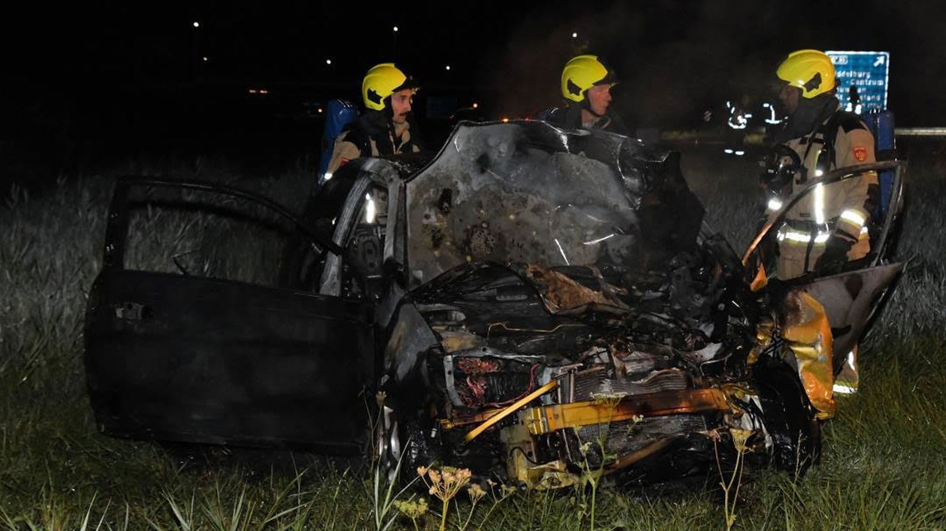 Auto vliegt in brand na botsing met busje op de A58 ter hoogte van Oost-Souburg