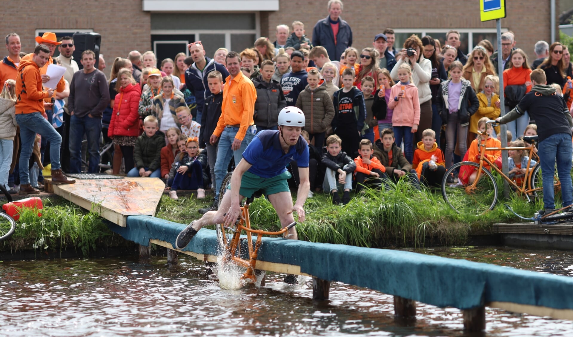Veel deelnemers aan en veel natte pakken bij Fiets ‘m d’r in in Bleskensgraaf