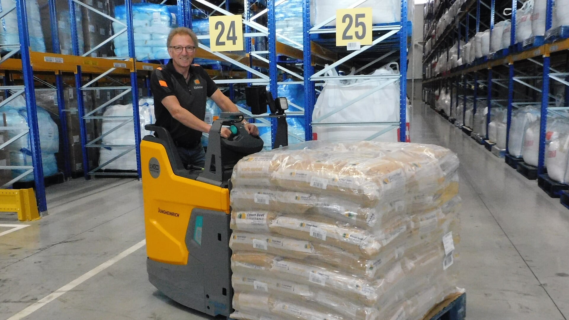 Op-de-werkvloer-bij-logistiek-medewerker-Ad---Transport-is-echt-mijn-passie--