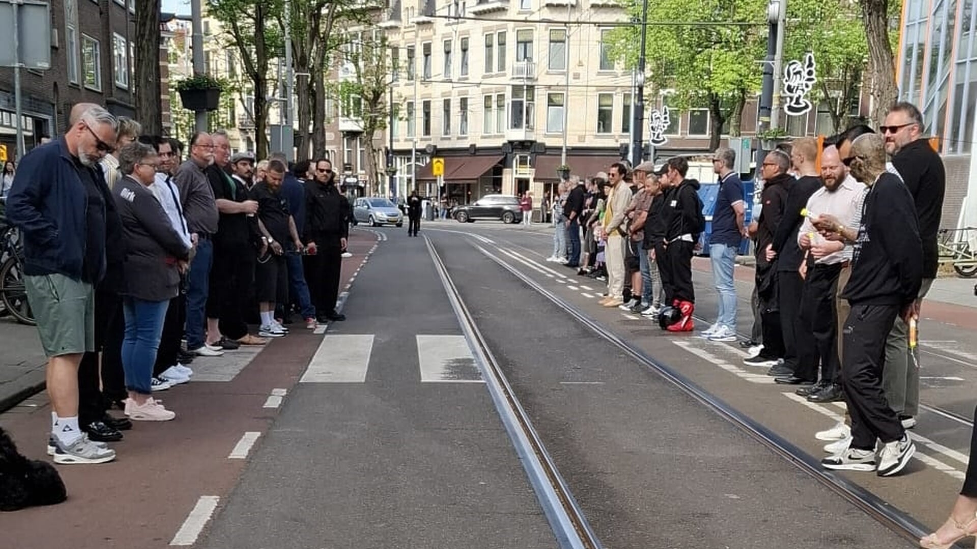 Een laatste groet aan Miky van Schorem op de Nieuwe Binnenweg ...
