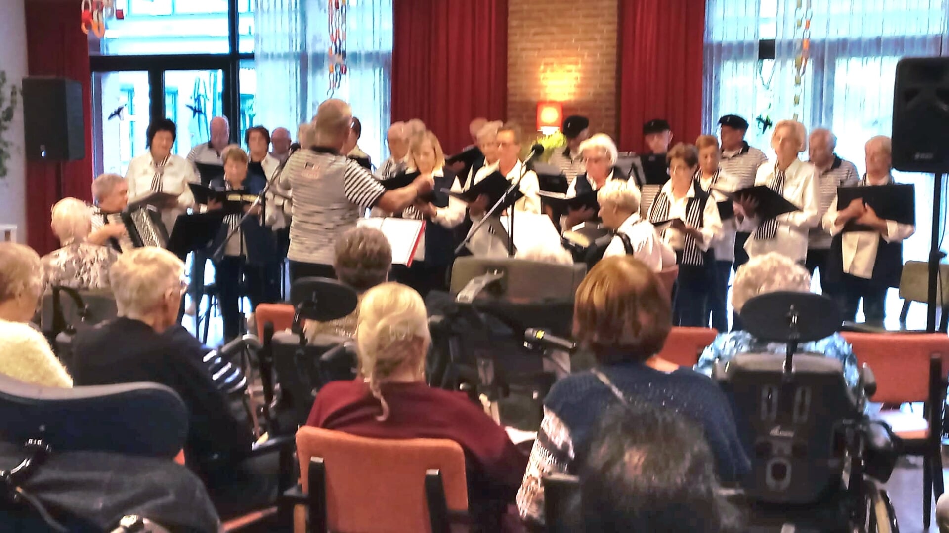 Fijnaarts koor zingt in de Fendertshof