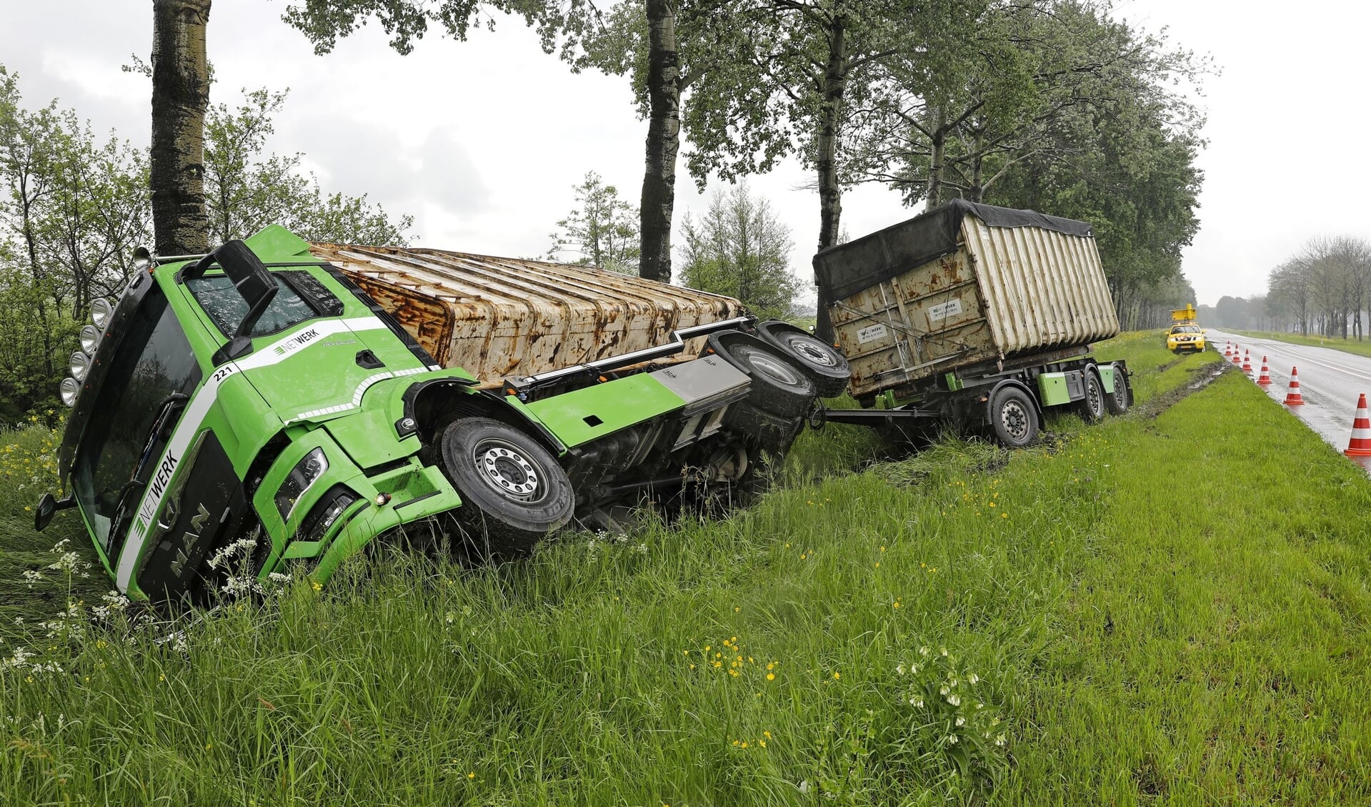 Vrachtwagen belandt naast N214 bij Bleskensgraaf; weg in beide richtingen afgesloten
