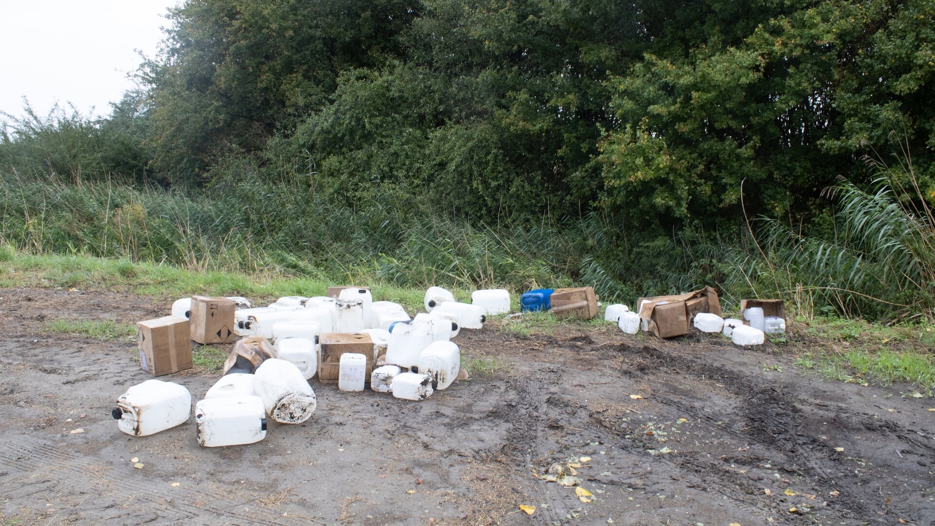 Tientallen gedumpte drugsvaten aangetroffen aan de Glymesweg