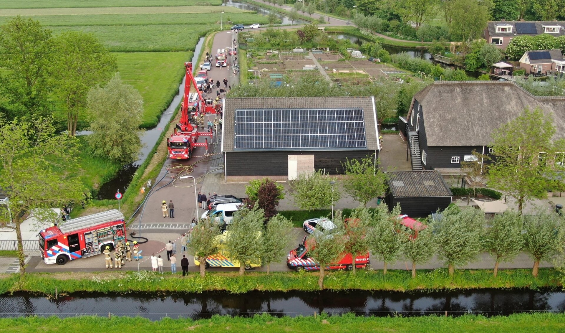 Brandweer schaalt in Bleskensgraaf op naar grote brand en weet overslag naar Boerderij Gijbeland te 