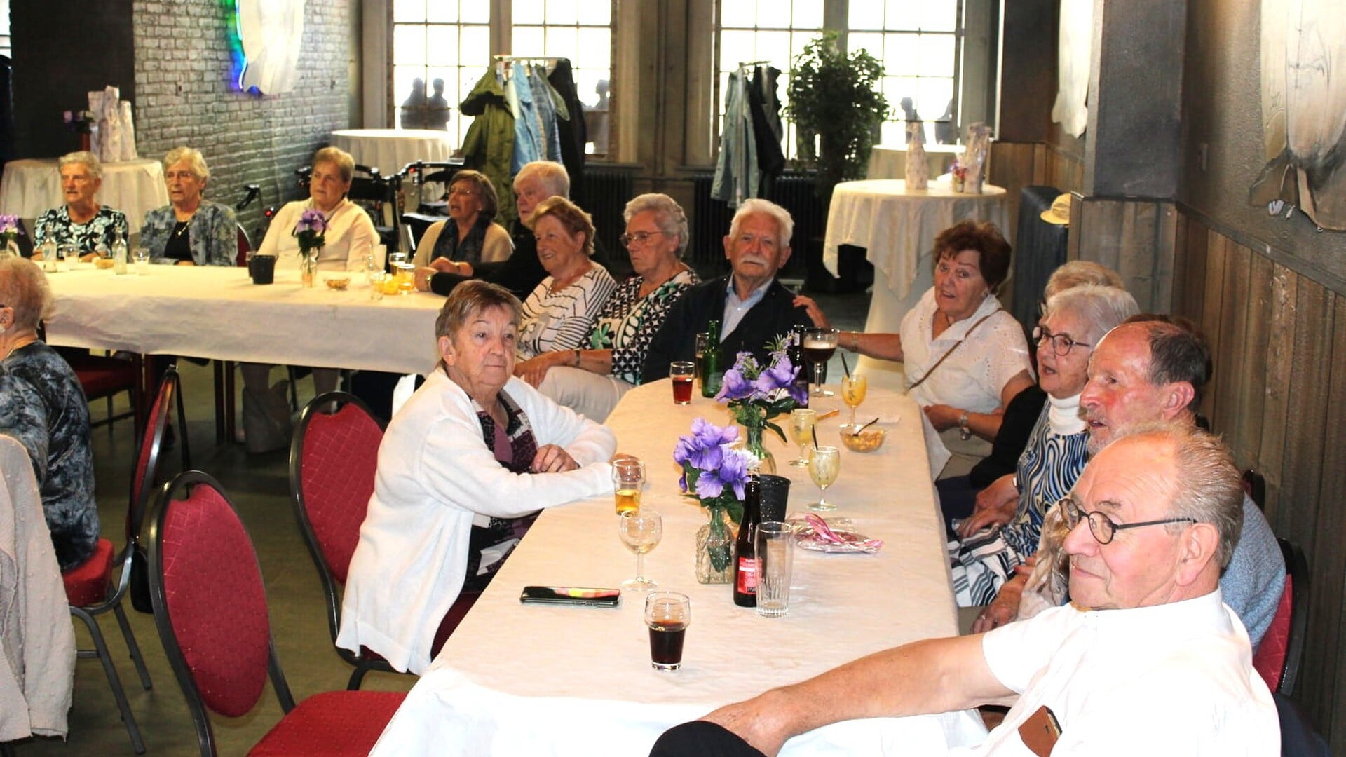 Vijftig-gasten-genieten-van-jubileum-Zonnebloem-Hoeven-op-Ontmoetingsdag