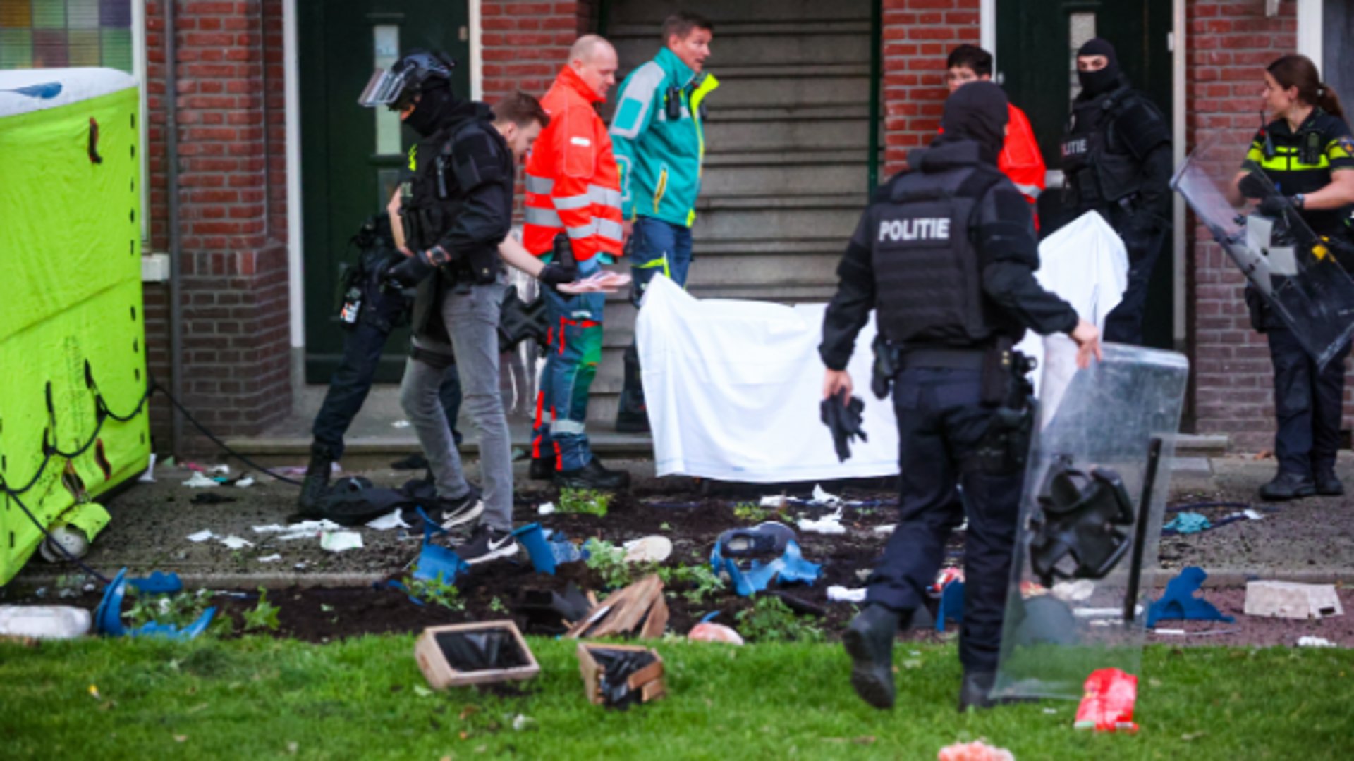 Soms is hulp geboden, ook als iemand er niet om vraagt. Overheid, regel dat dus beter