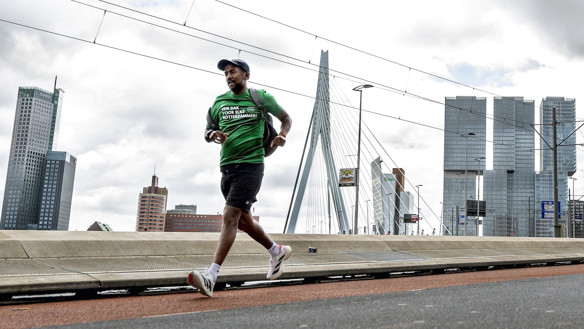Postbode Ahmed loopt dit jaar 25 marathons voor Rotterdammers die met armoede worstelen