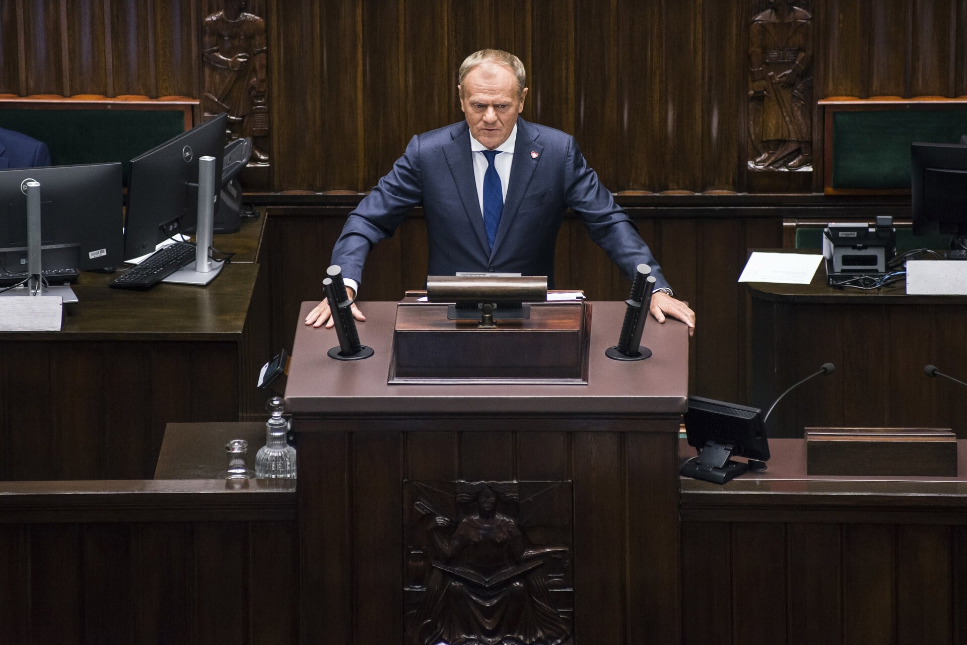 Pro-Europese Donald Tusk wint vertrouwensstemming en blijft aan als premier van Polen