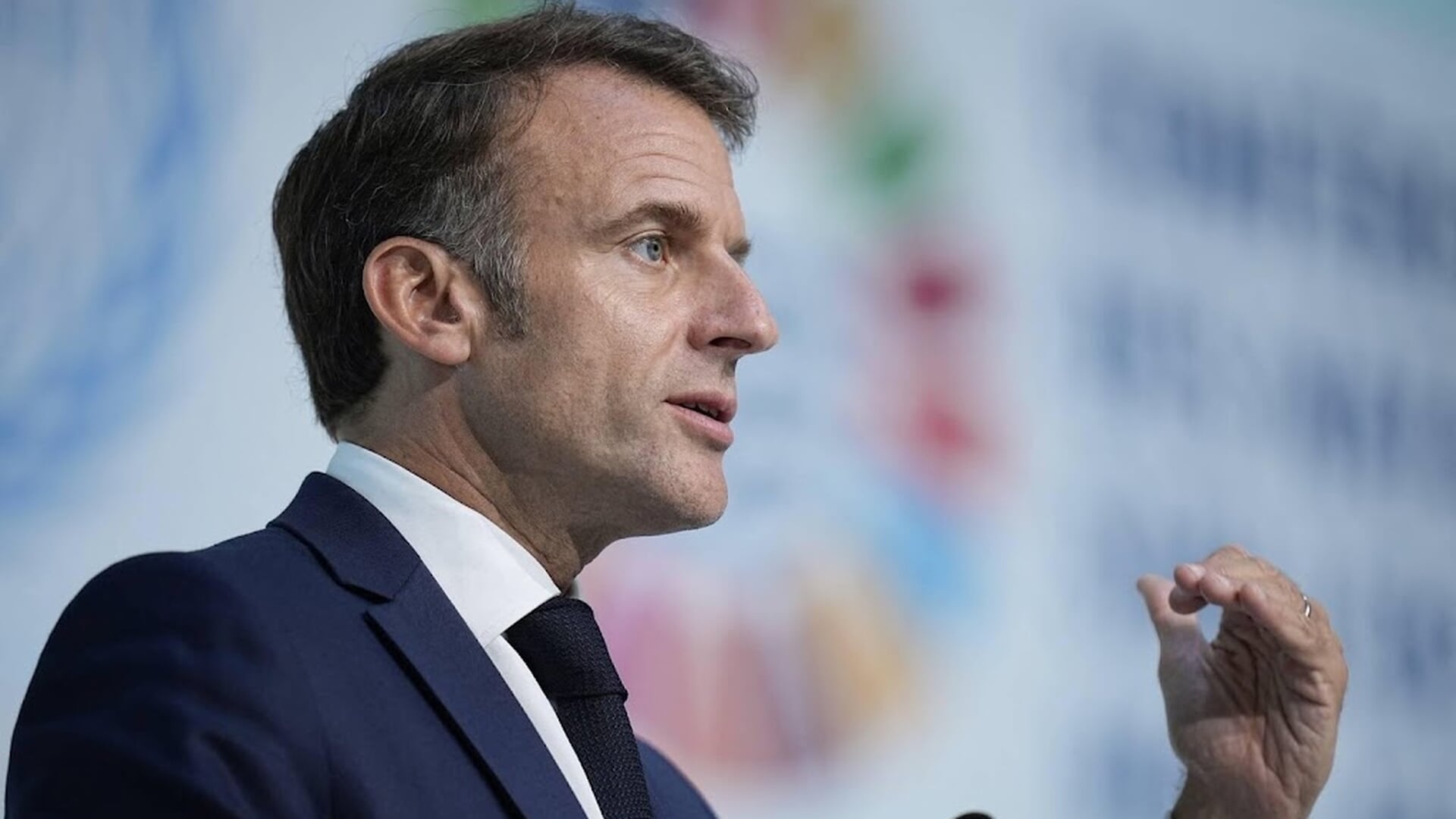 Macron roept Israël en Iran op tot terughoudendheid